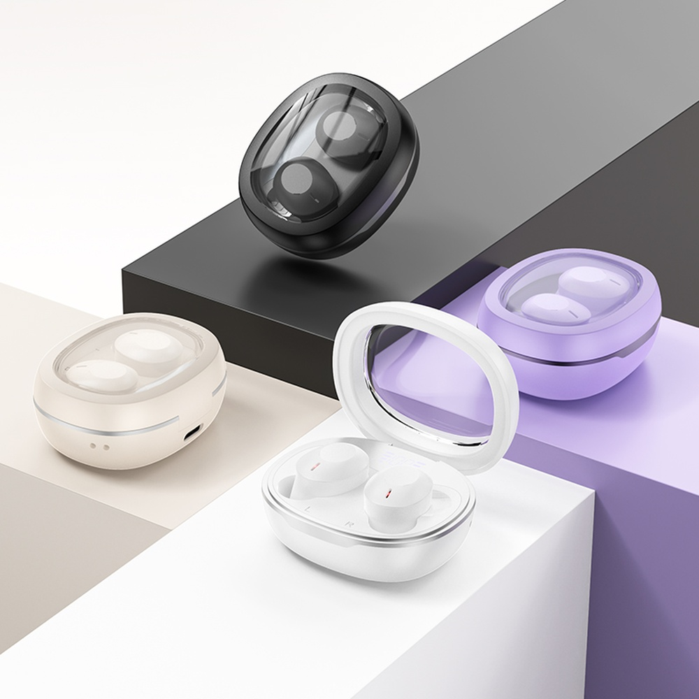 Quattro auricolari wireless in vari colori e custodie.