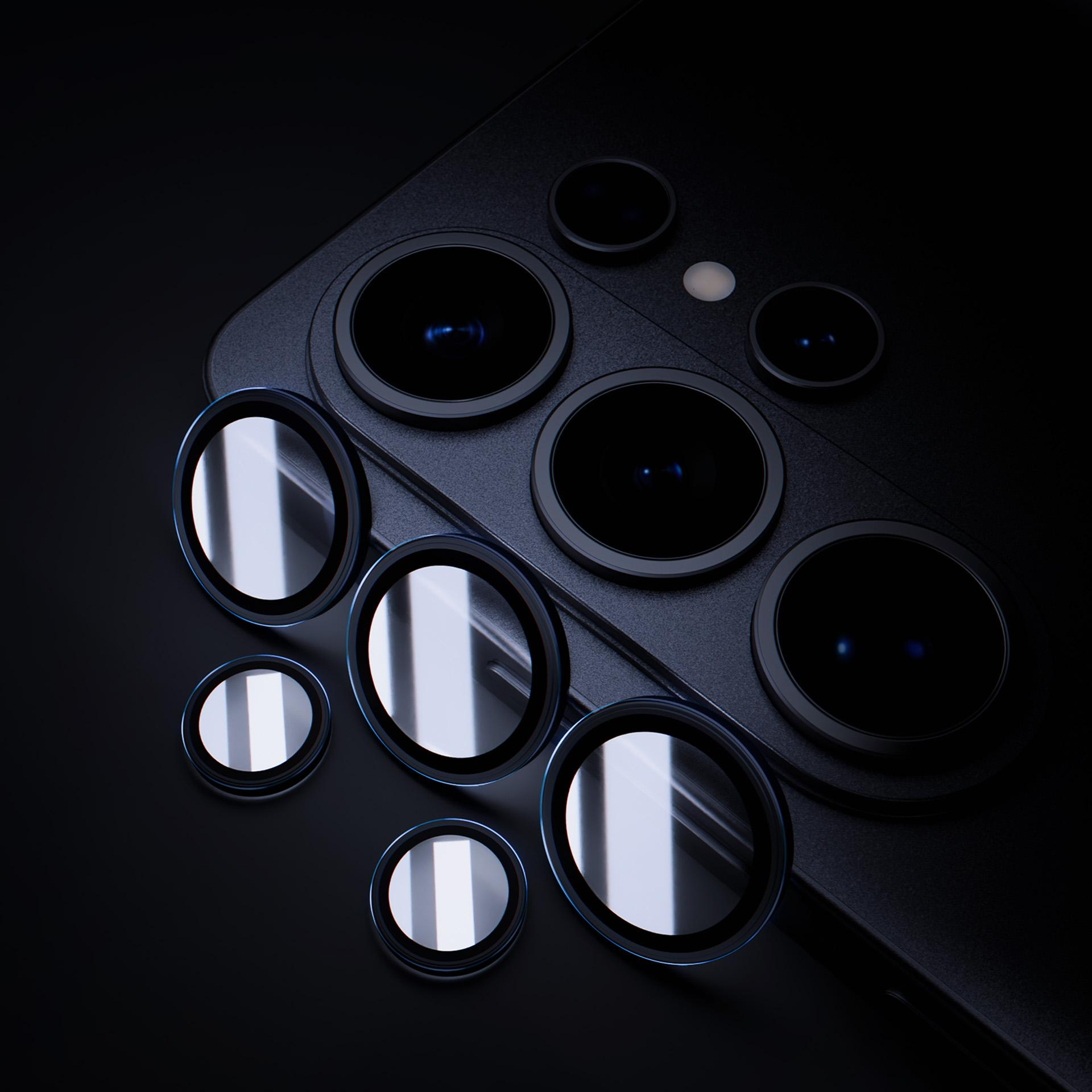 Primo piano di un modulo fotocamera per smartphone con più obiettivi su sfondo nero.