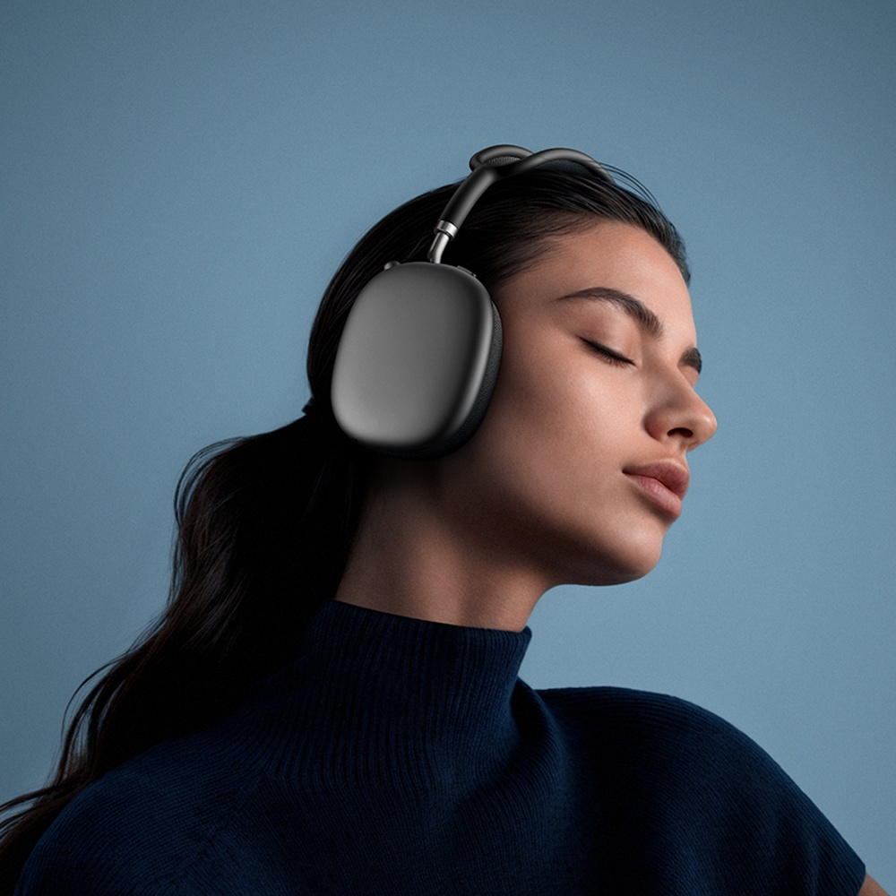 Una mujer con ojos cerrados lleva auriculares oscuros sobre fondo azul.