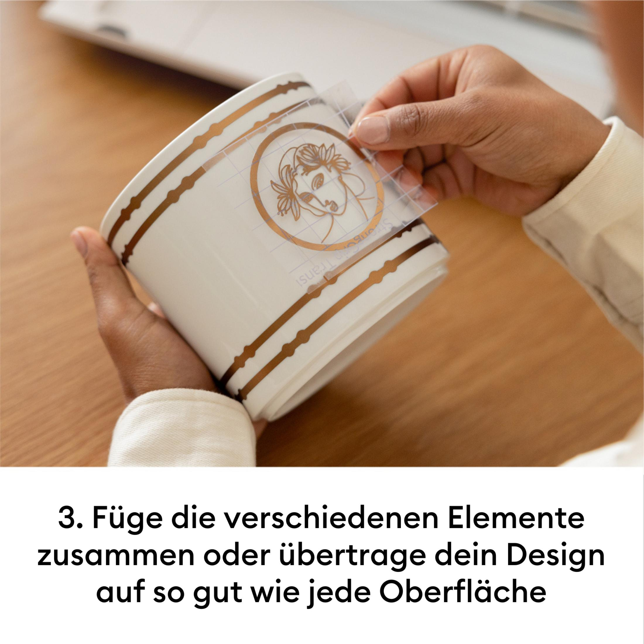 Eine Hand überträgt eine goldene Folie mit einem Gesicht auf eine Tasse.