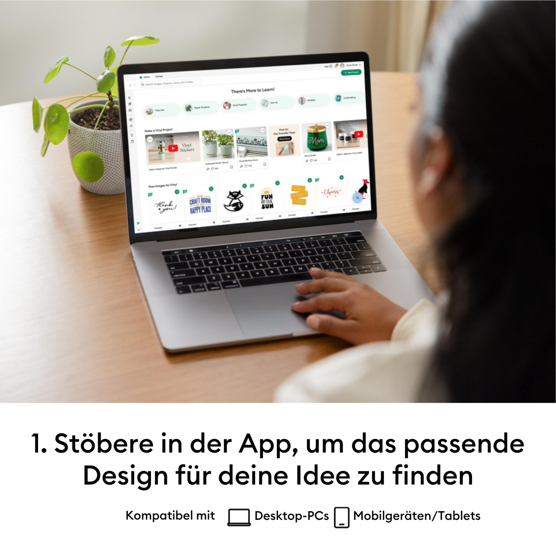 Eine Person benutzt einen Laptop mit einer Design-App. Links steht eine Pflanze.