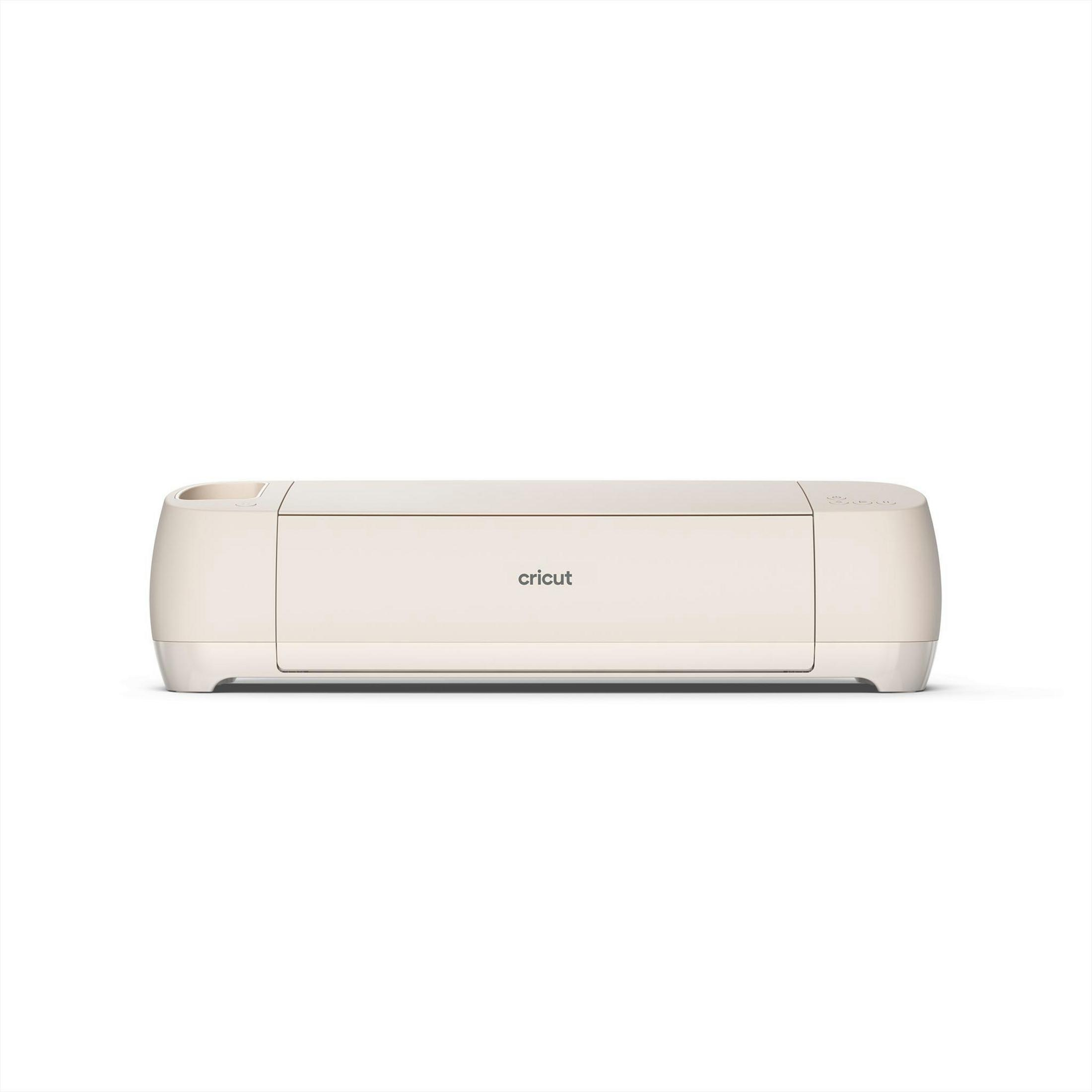 Ein cremefarbener Cricut-Schneideplotter steht auf weißem Hintergrund.