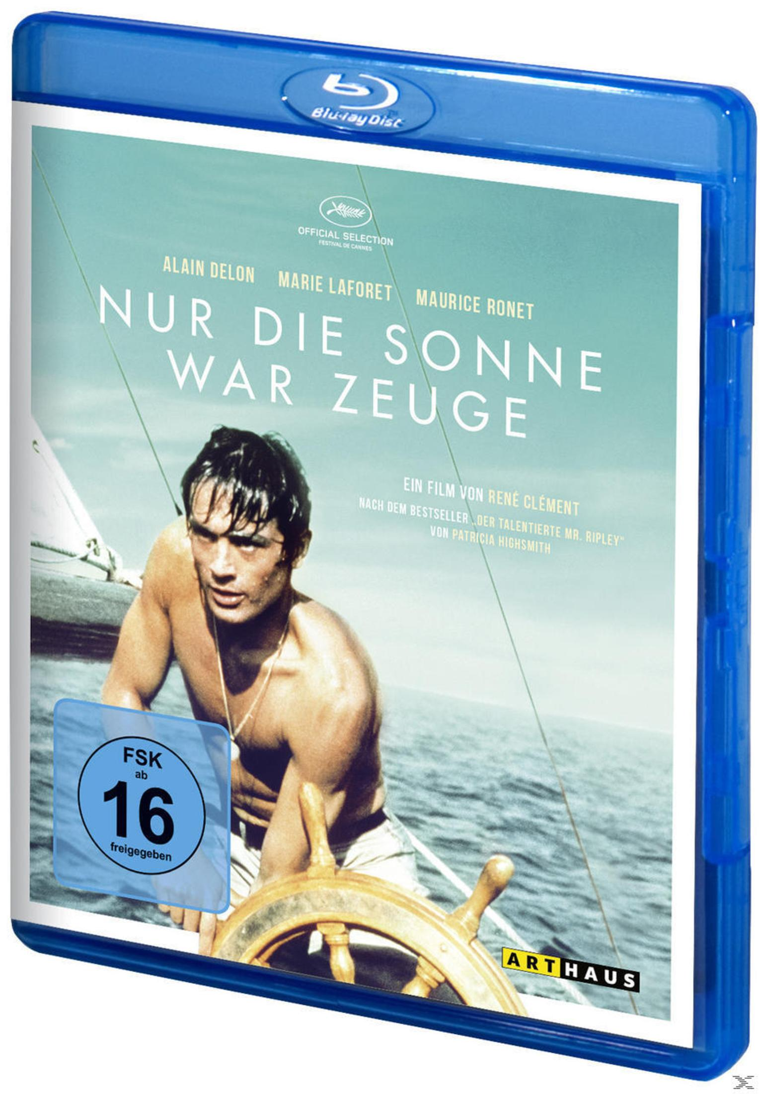 Ein Mann am Steuer eines Bootes auf dem Wasser. Filmplakat mit Alain Delon.