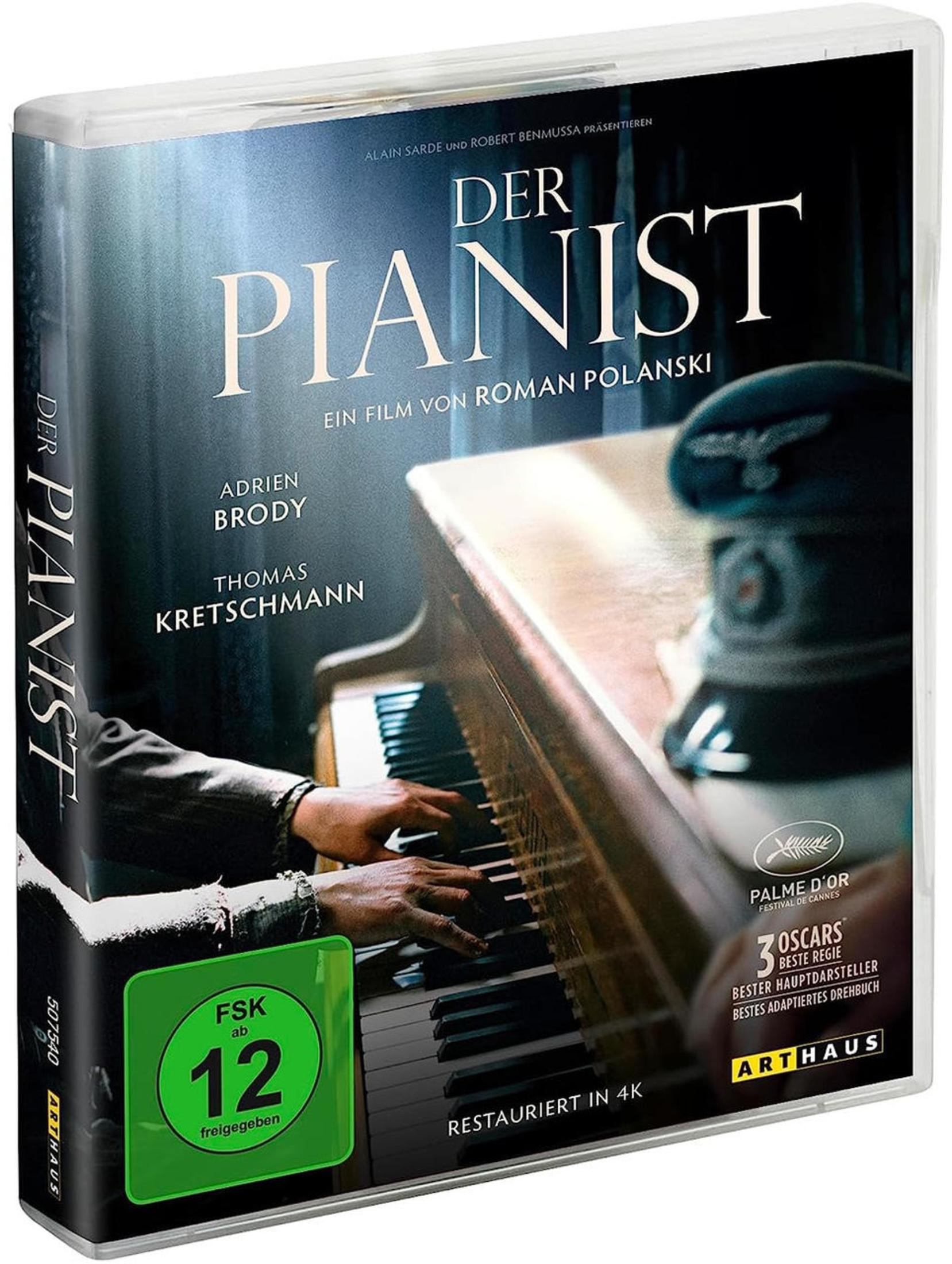 Un uomo suona il pianoforte. Copertina del film "Il Pianista" con premi.
