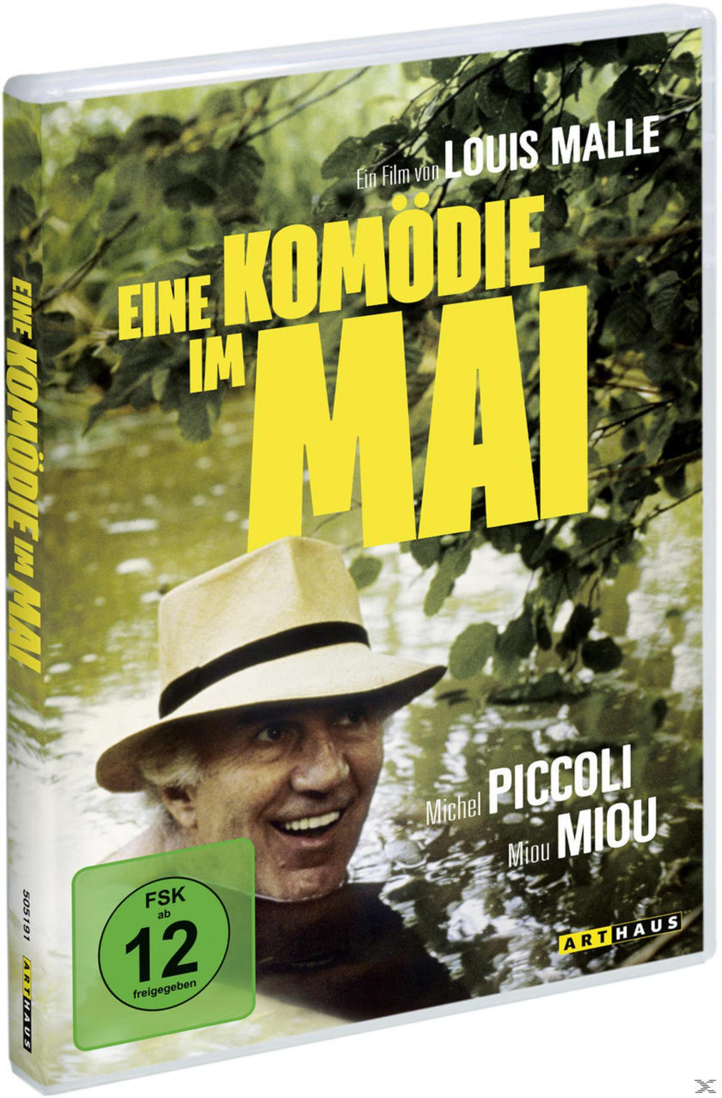 Un uomo con cappello nuota nell'acqua, circondato dal verde. Poster del film.