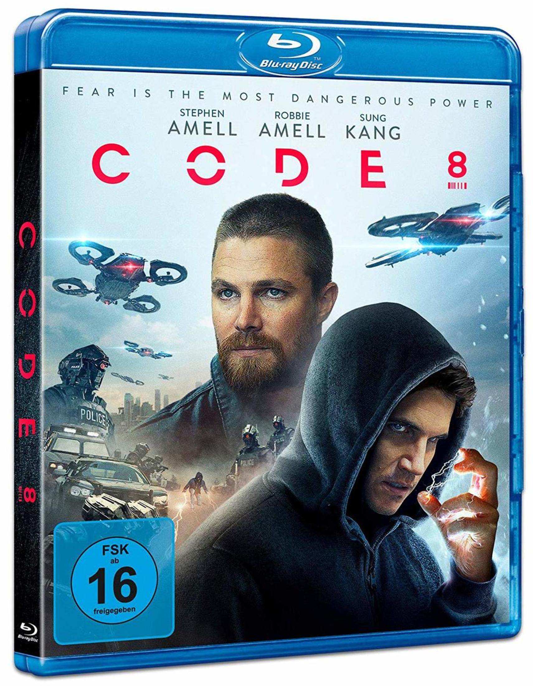 Copertina film d'azione: due uomini, droni, polizia, città. FSK 16.