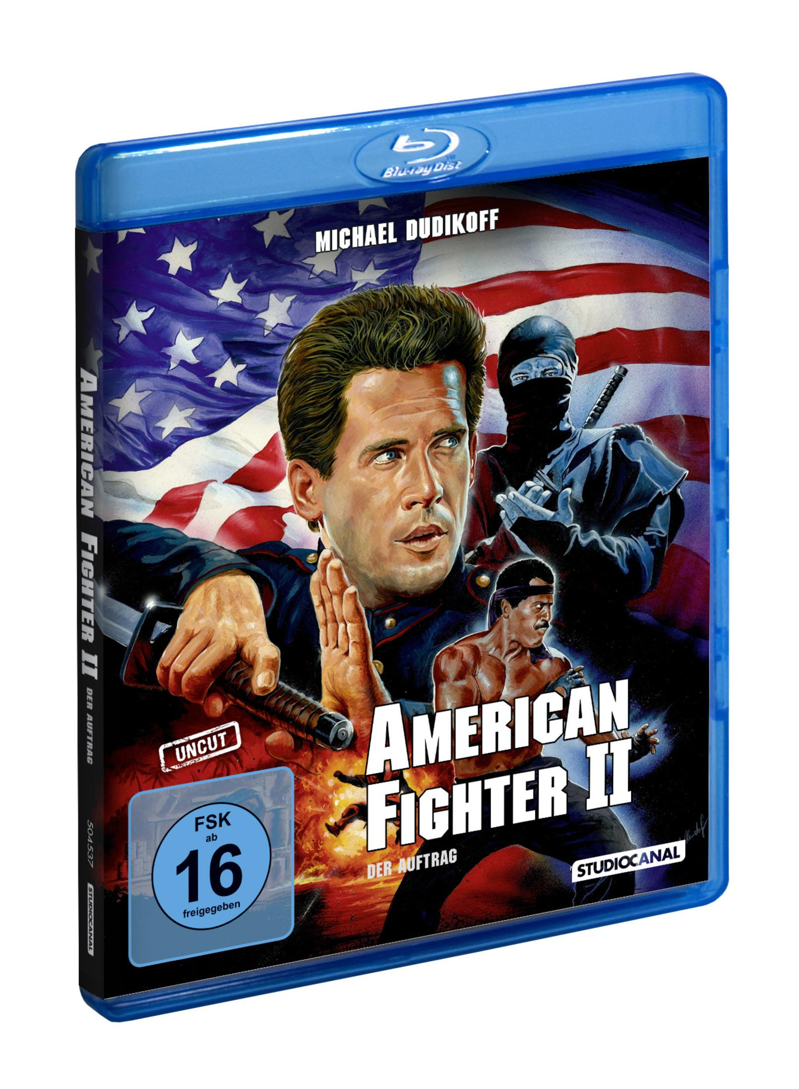 Copertina Blu-ray American Fighter II con Michael Dudikoff di fronte alla bandiera USA.