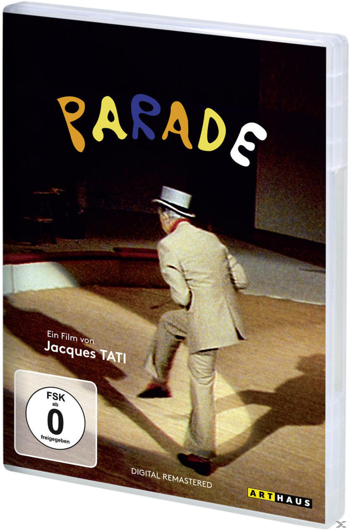 Un uomo in abito e cappello si muove su un palco. Titolo: PARADE.
