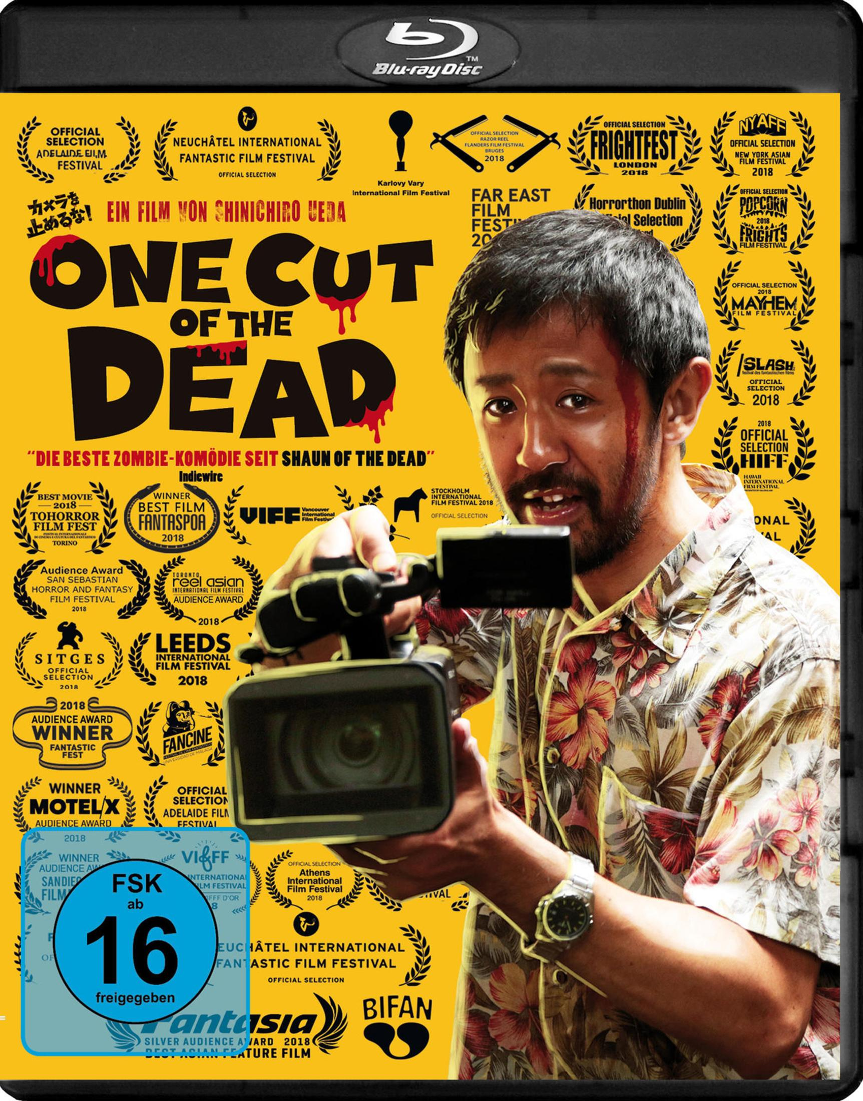 Un uomo tiene una videocamera con una camicia floreale. Poster del film con premi festival.
