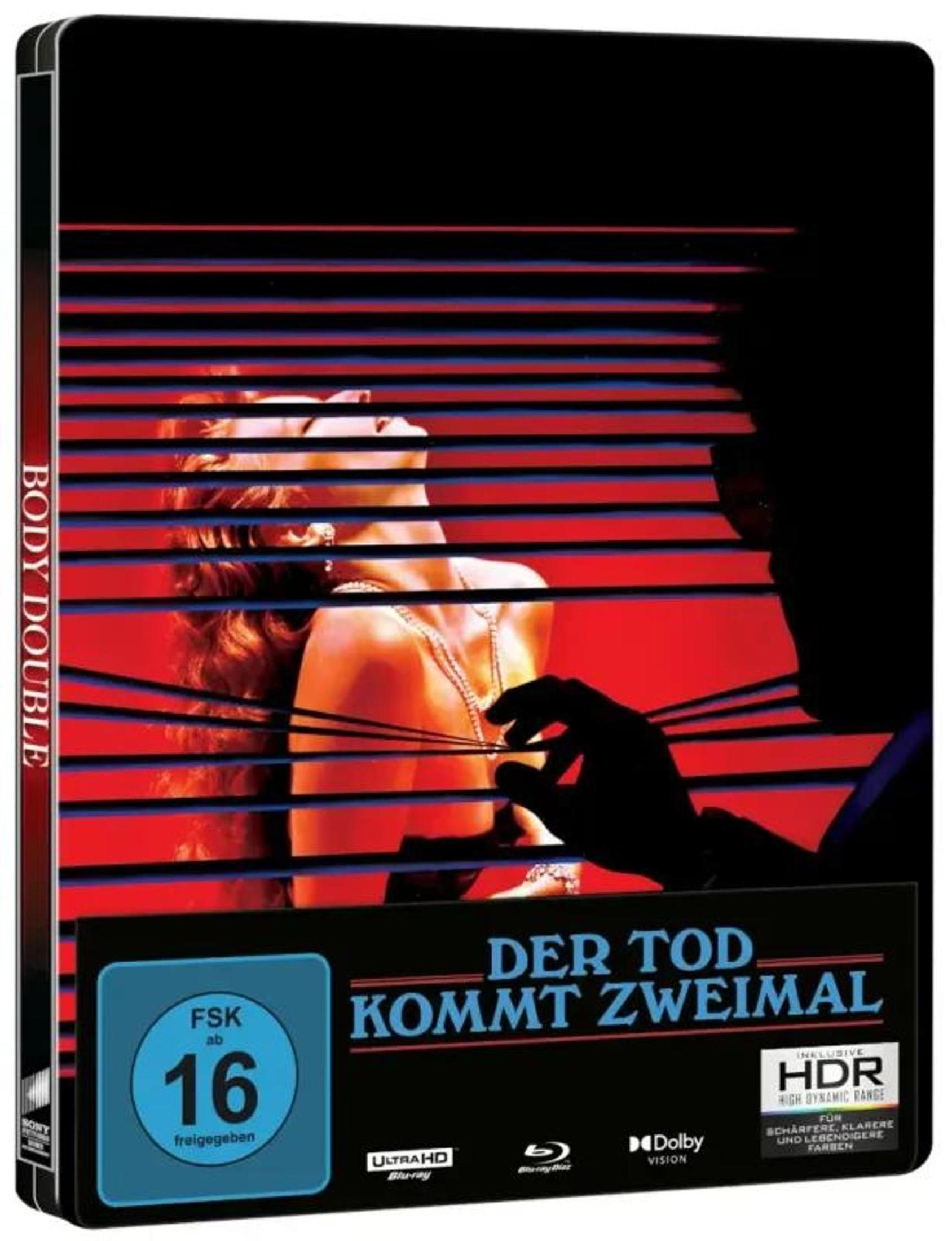 Eine Frau mit Schmuck blickt nach oben, durch Lamellen, ein Mann schaut zu.