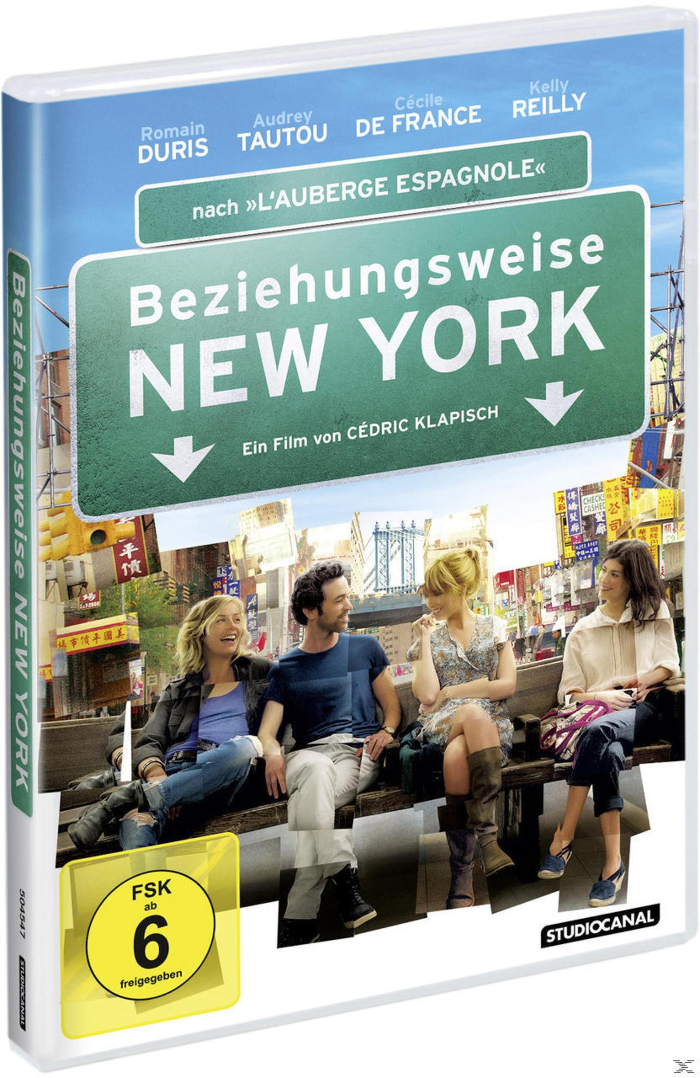 Quattro persone siedono su una panchina con uno sfondo di New York con insegne.