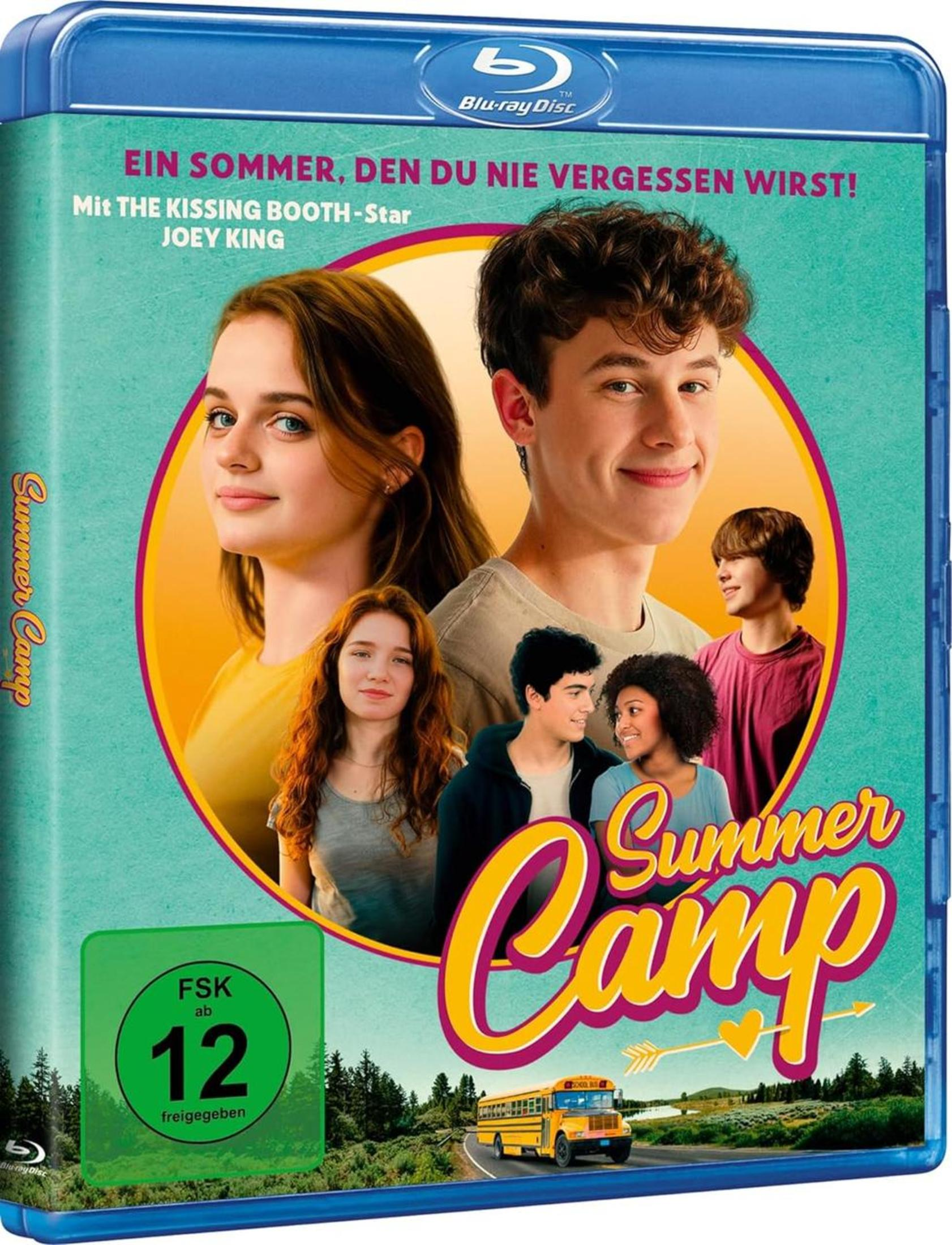 Blu-ray Cover: Junge Leute, Sommer Camp Schriftzug, Schulbus auf Straße.