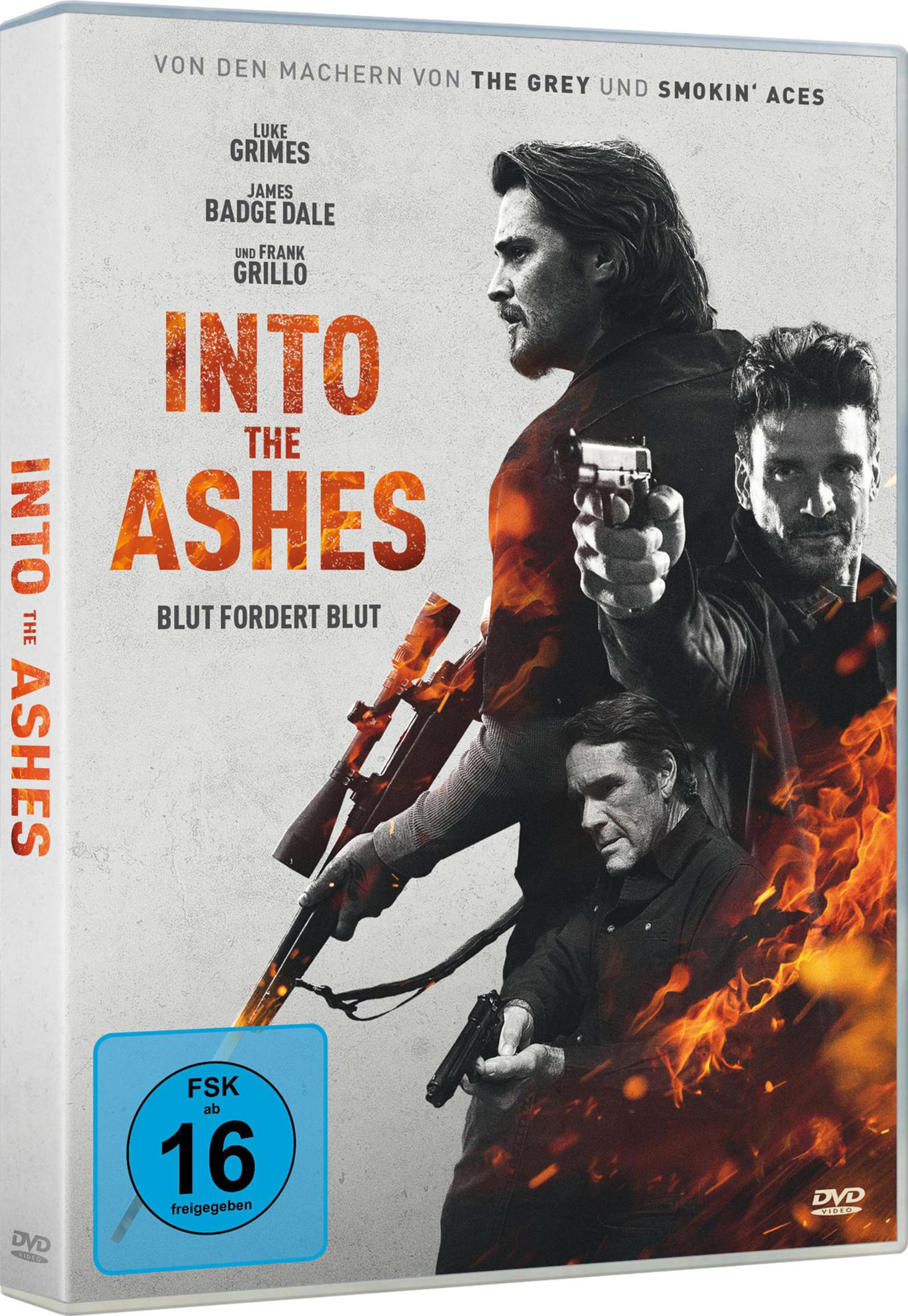 Poster del film con tre uomini, armi e fiamme. Titolo 'Into the Ashes'.