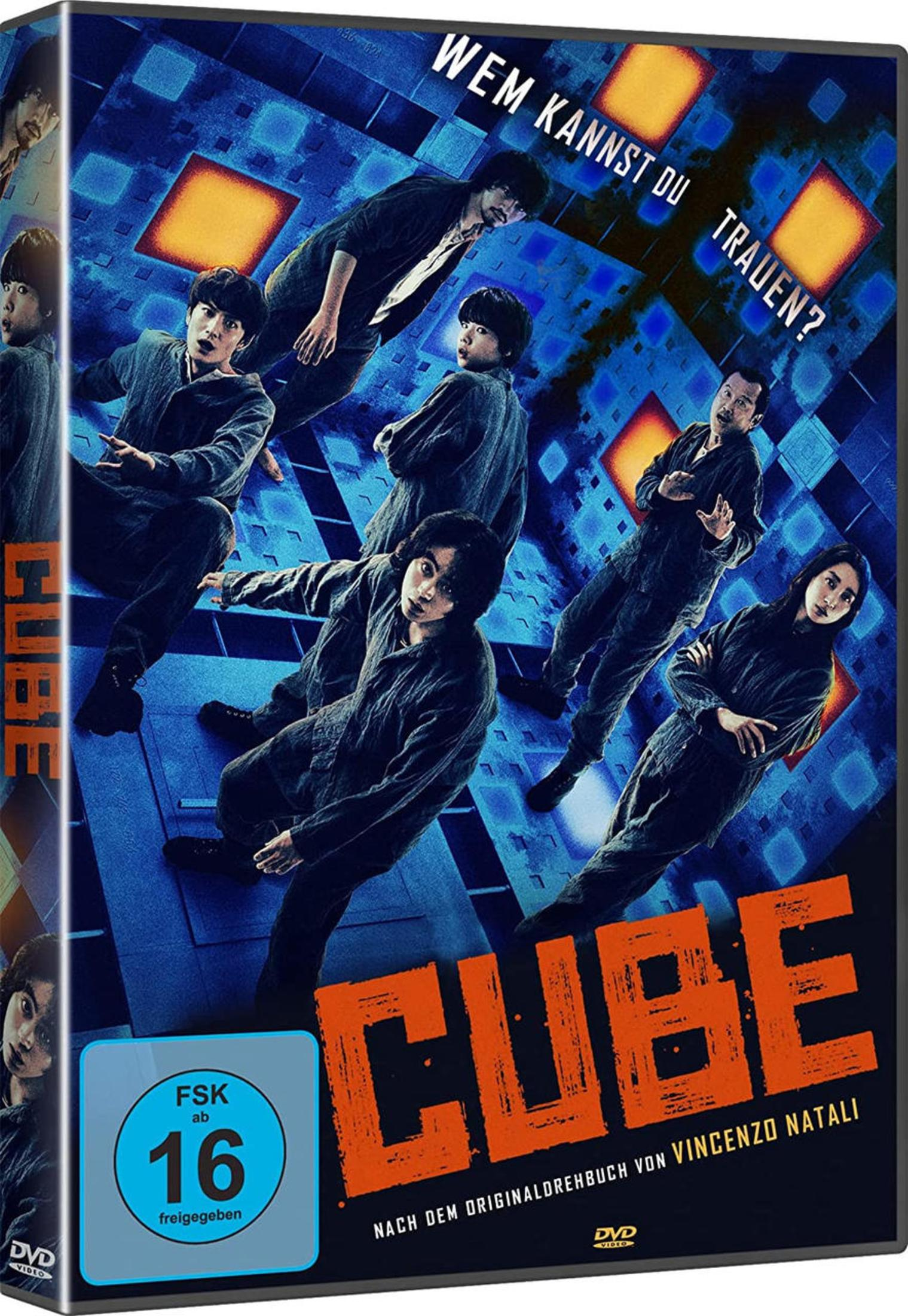 Sette persone in abiti scuri si trovano su uno sfondo blu a forma di cubo.