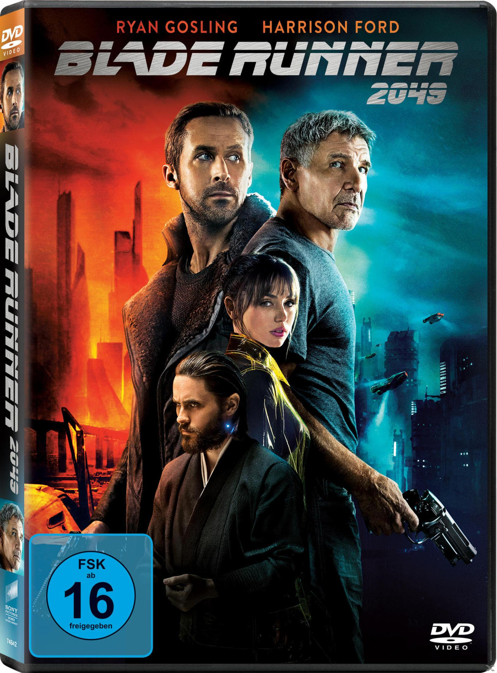 I protagonisti Ryan Gosling, Harrison Ford, Ana de Armas e Jared Leto posano. Città futuristica.