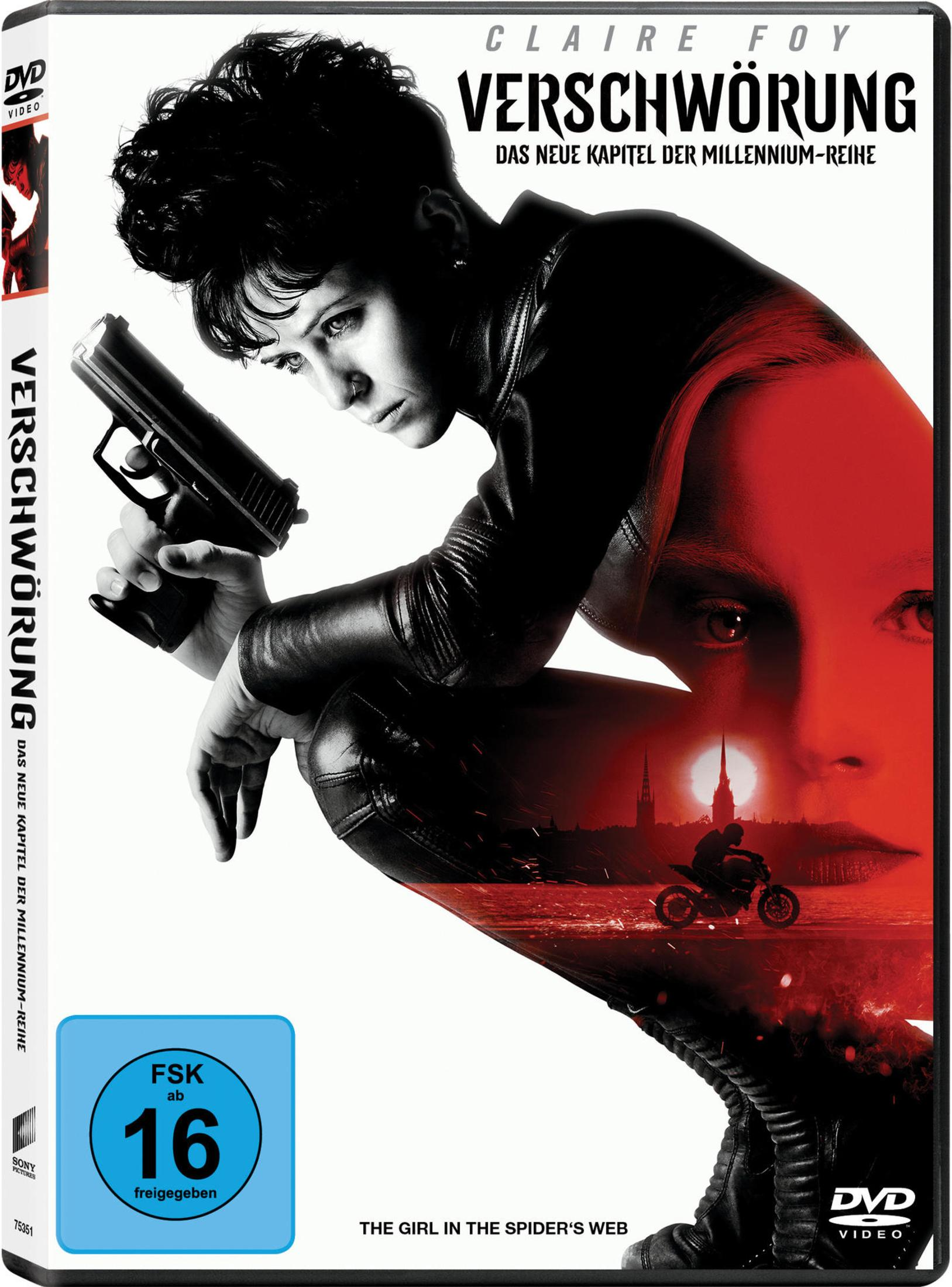 Claire Foy tiene una pistola, con una donna e vista della città sullo sfondo.