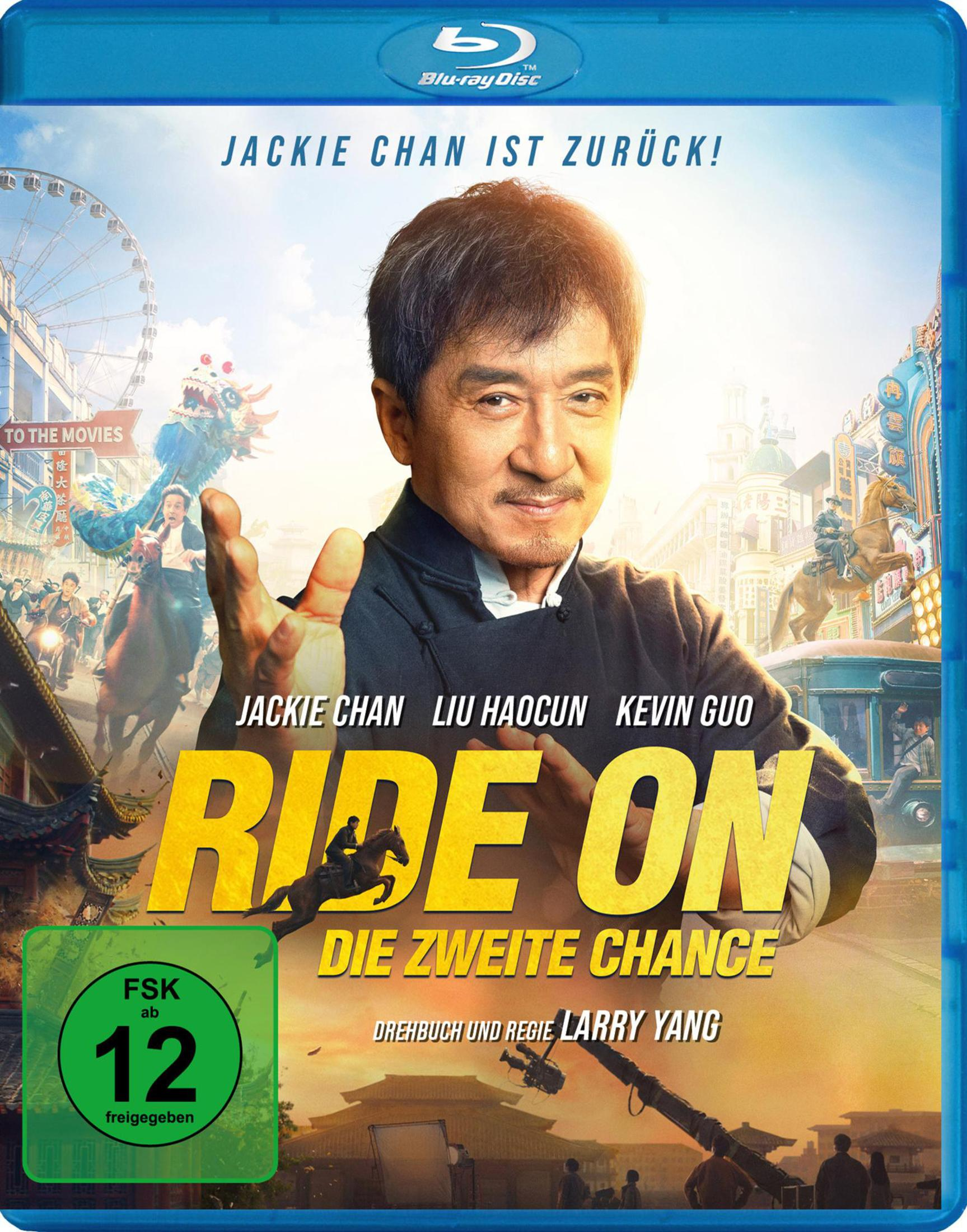 Jackie Chan a cavallo, circondato da scene d'azione ed elementi del set.