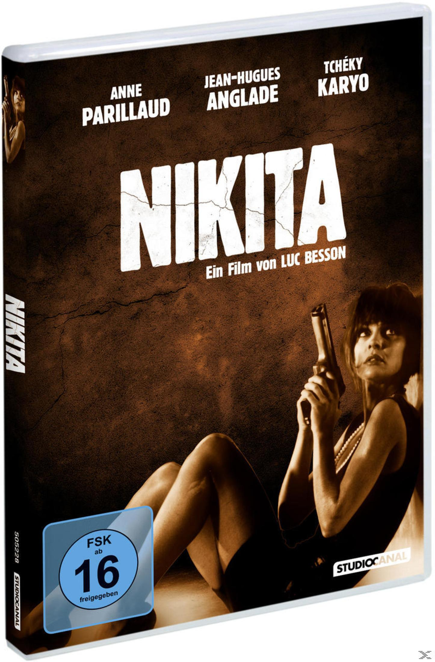 Eine Frau mit Waffe sitzt vor einer rauen Wand. Der Filmtitel NIKITA ist groß zu sehen.