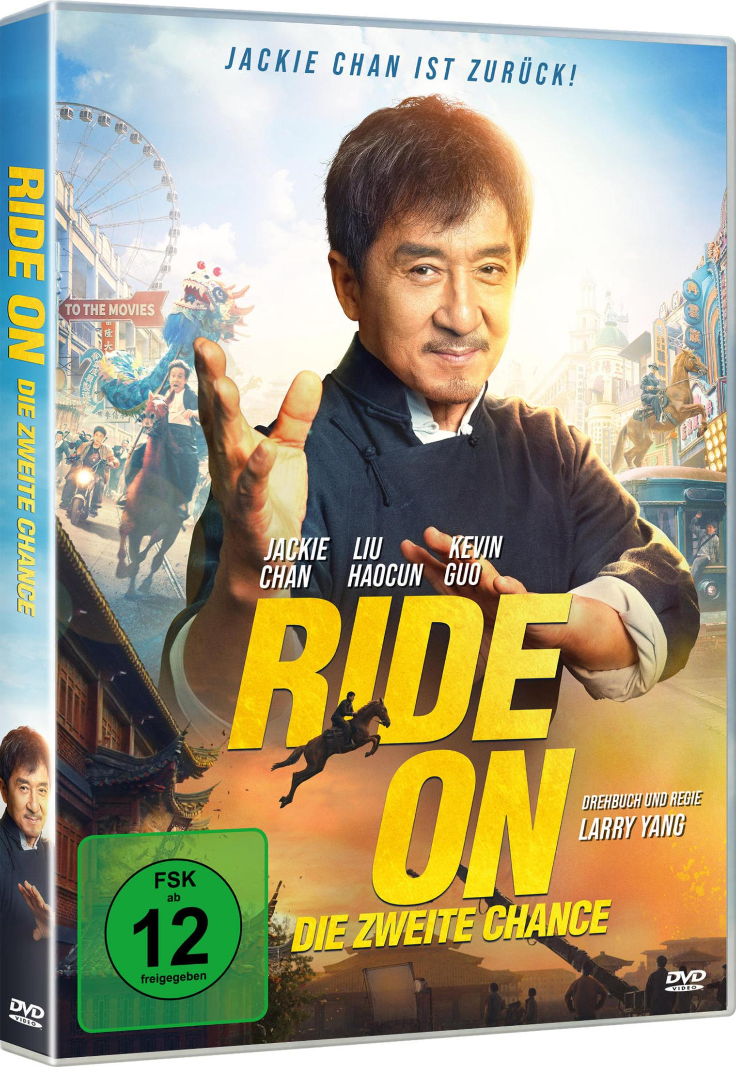 Jackie Chan cavalca un cavallo in una scena cinematografica con draghi e ruota panoramica.