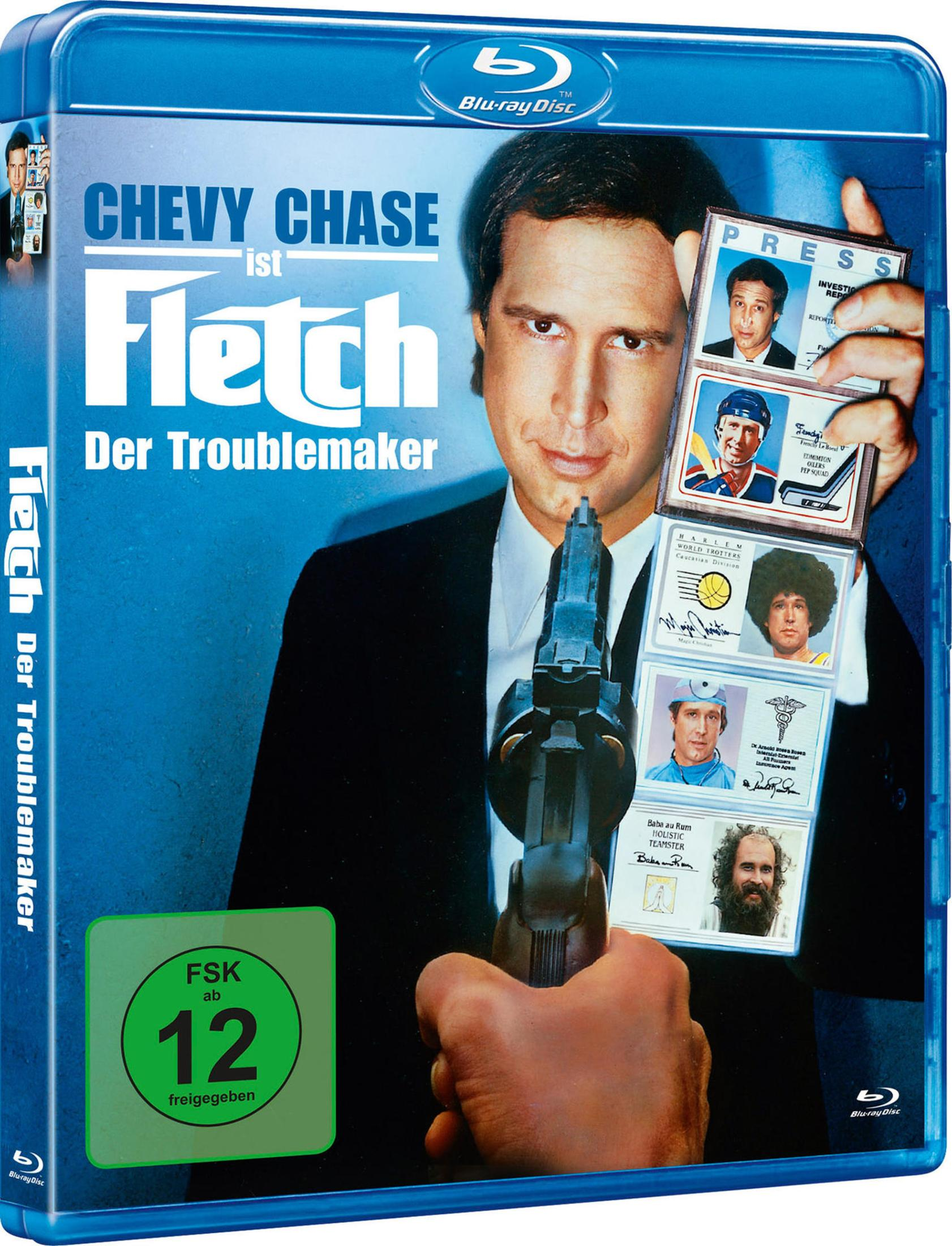 Chevy Chase nei panni di Fletch con vari ID e una pistola. FSK 12.