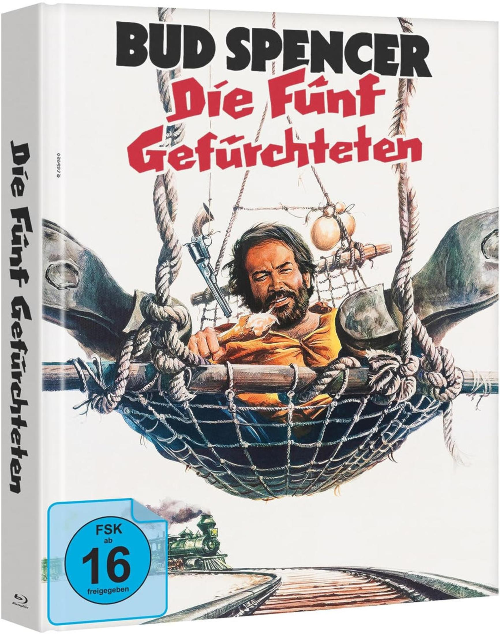 Bud Spencer in einem Netz hängt. Zug und Schienen im Hintergrund.