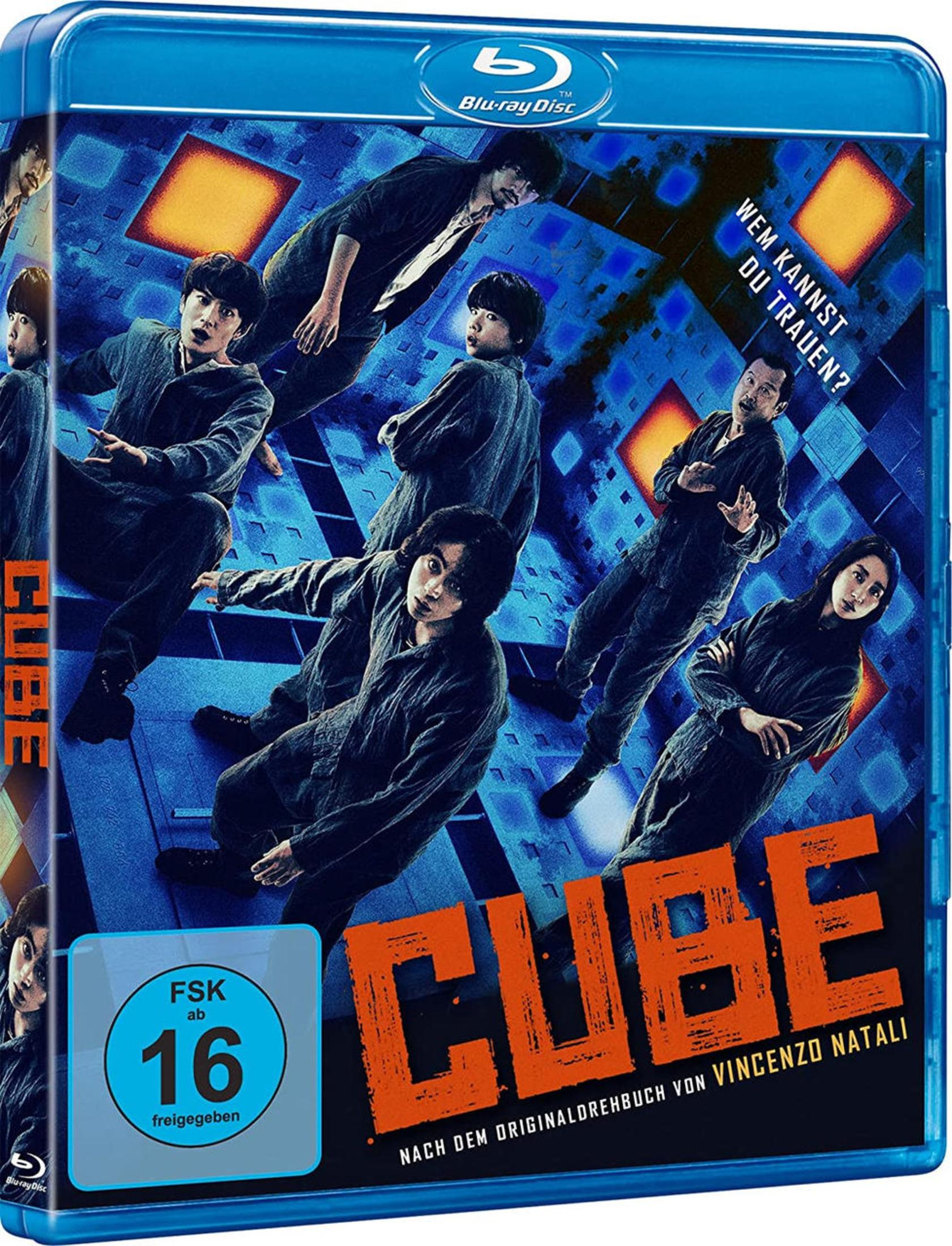 Otto persone in abiti scuri in una stanza blu a forma di cubo. Il titolo CUBE è visualizzato in modo prominente.