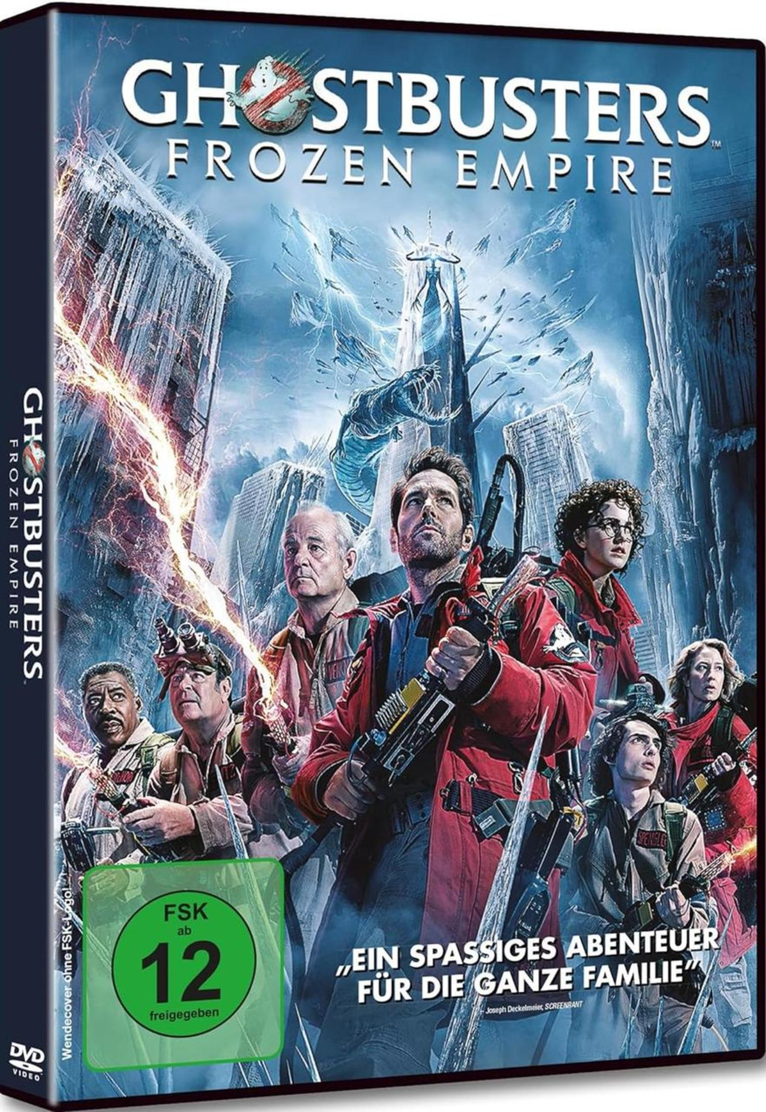 Copertina Ghostbusters Frozen Empire: Squadra con zaini protonici davanti a città.