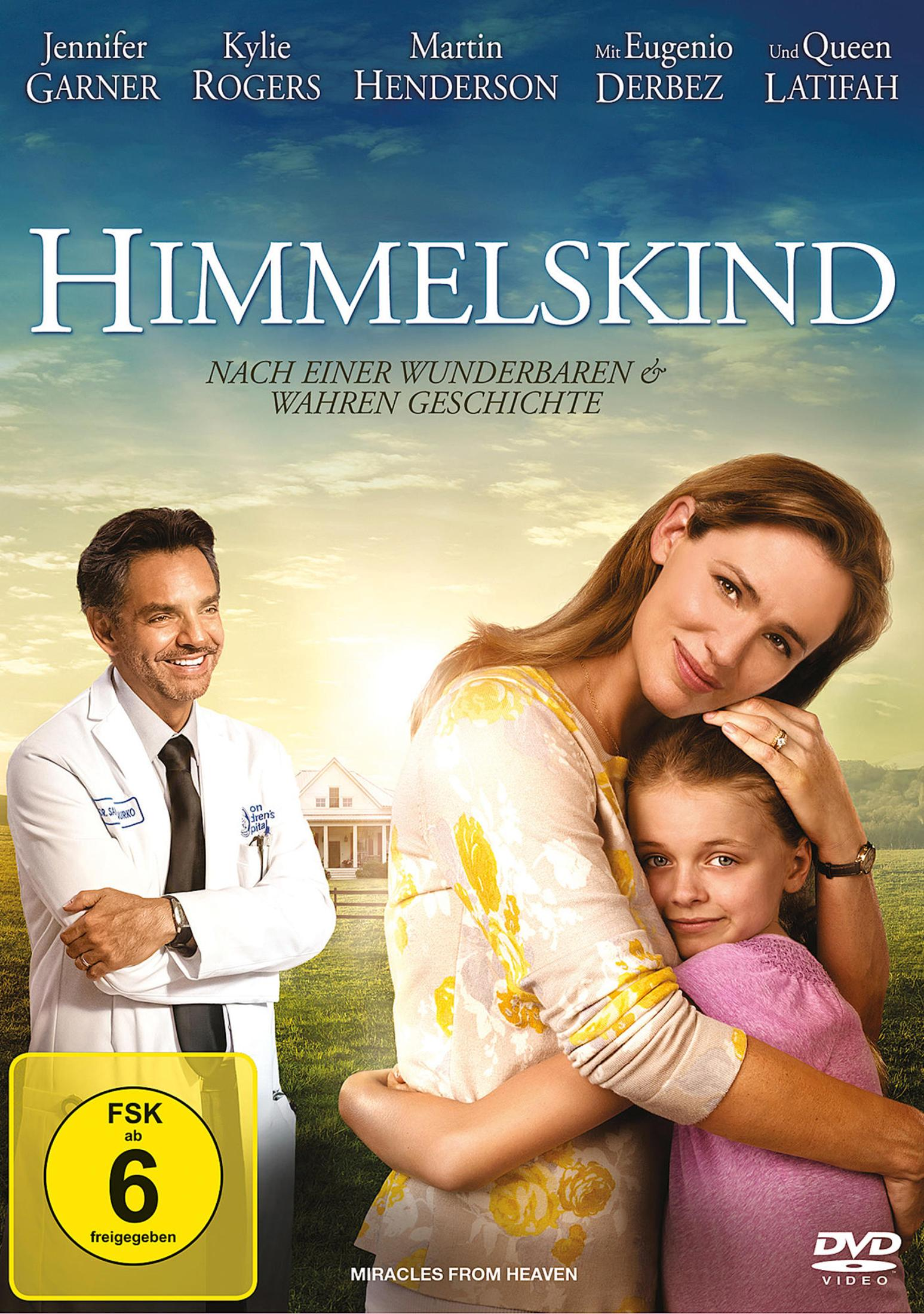 Ein Arzt, eine Frau und ein Kind umarmen sich vor einem Haus.
