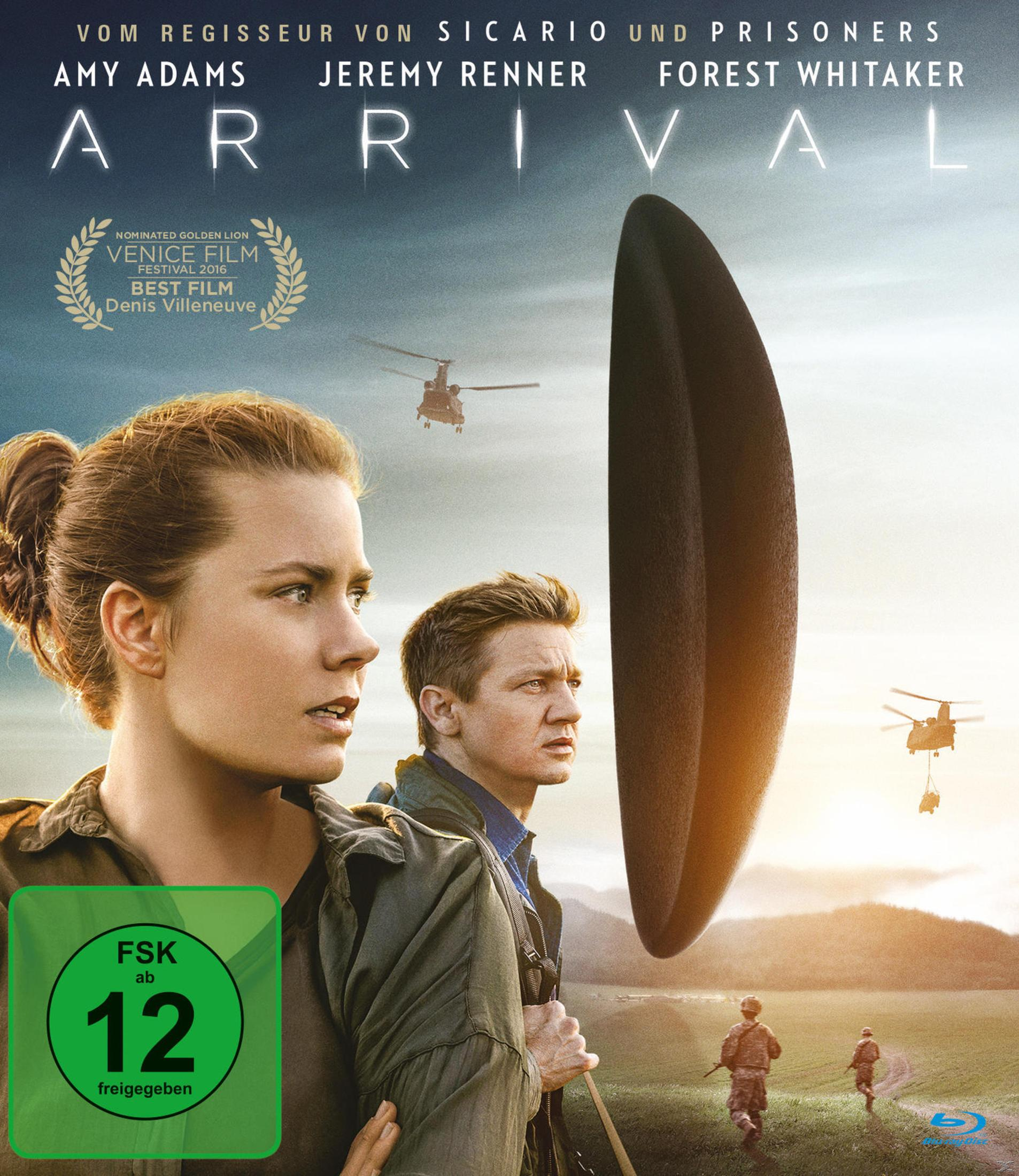 Amy Adams und Jeremy Renner blicken auf ein riesiges, schwarzes Objekt. Helikopter fliegen.