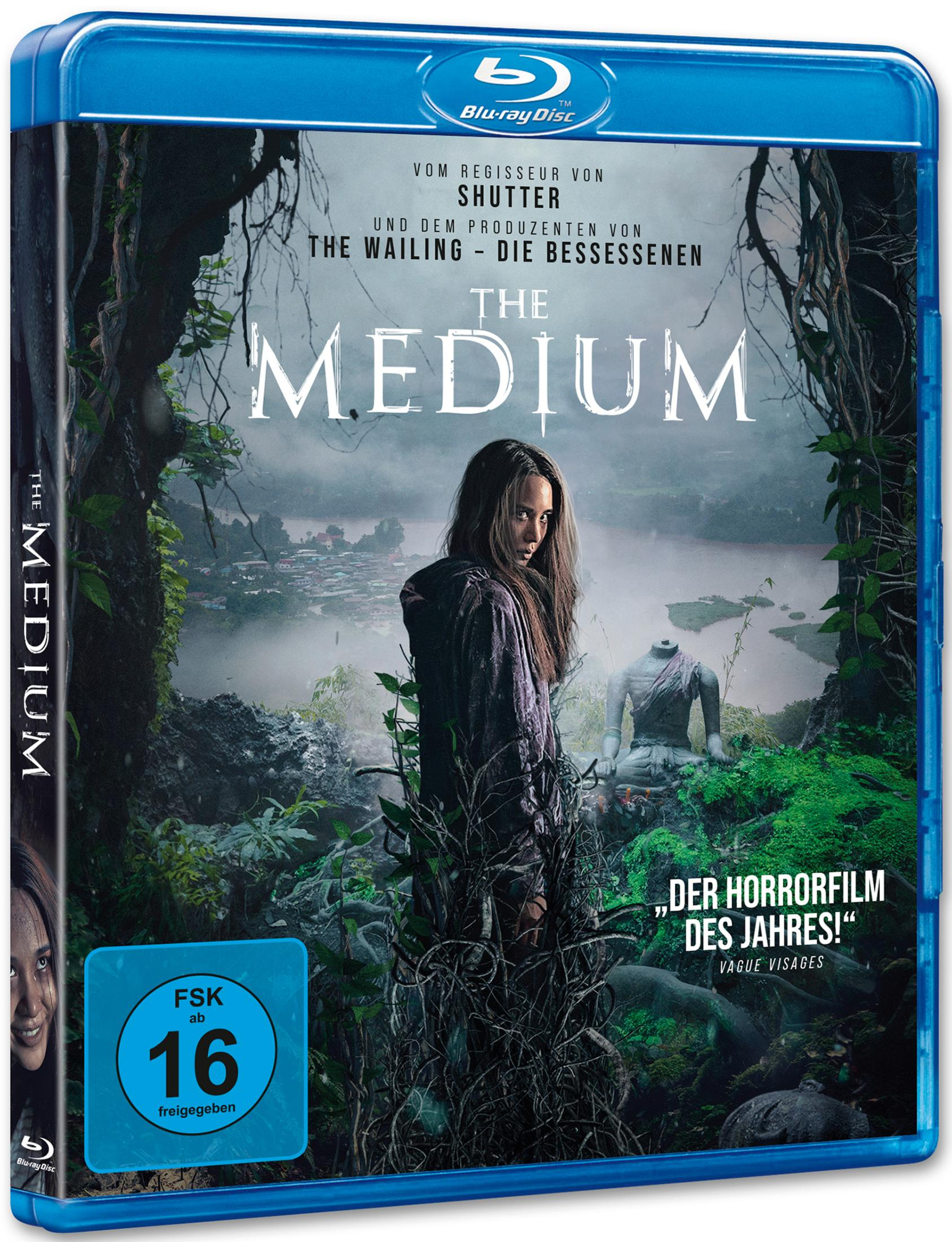 Una donna in abiti viola si erge in una fitta foresta. Il titolo Blu-ray è 'The Medium'.