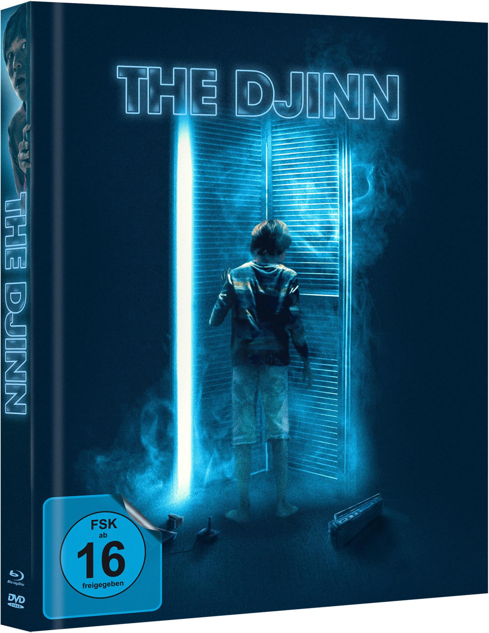 Un ragazzo sta davanti a una porta illuminata con fumo blu.