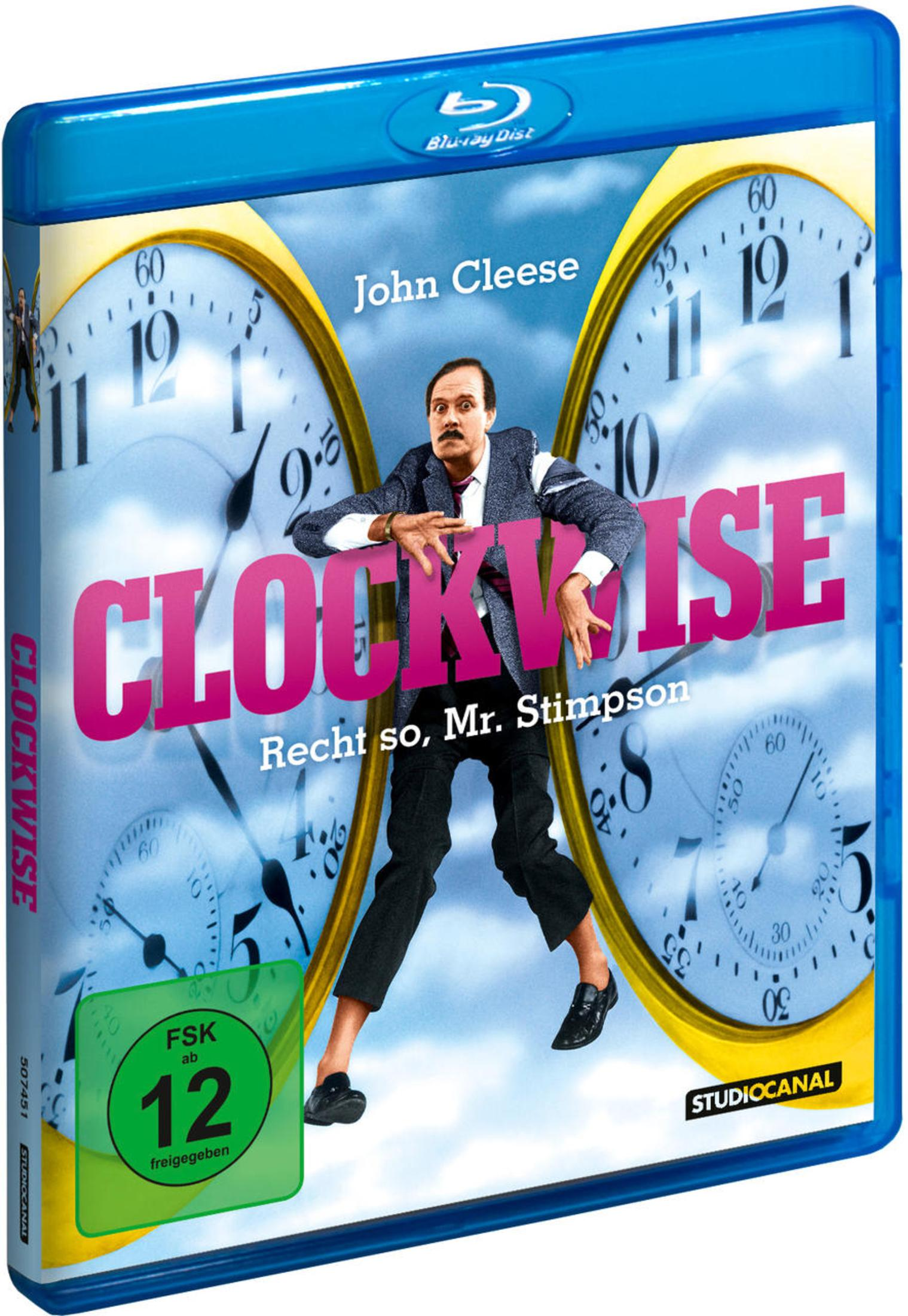 John Cleese auf dem Blu-ray Cover von Clockwise, mit Uhren im Hintergrund.