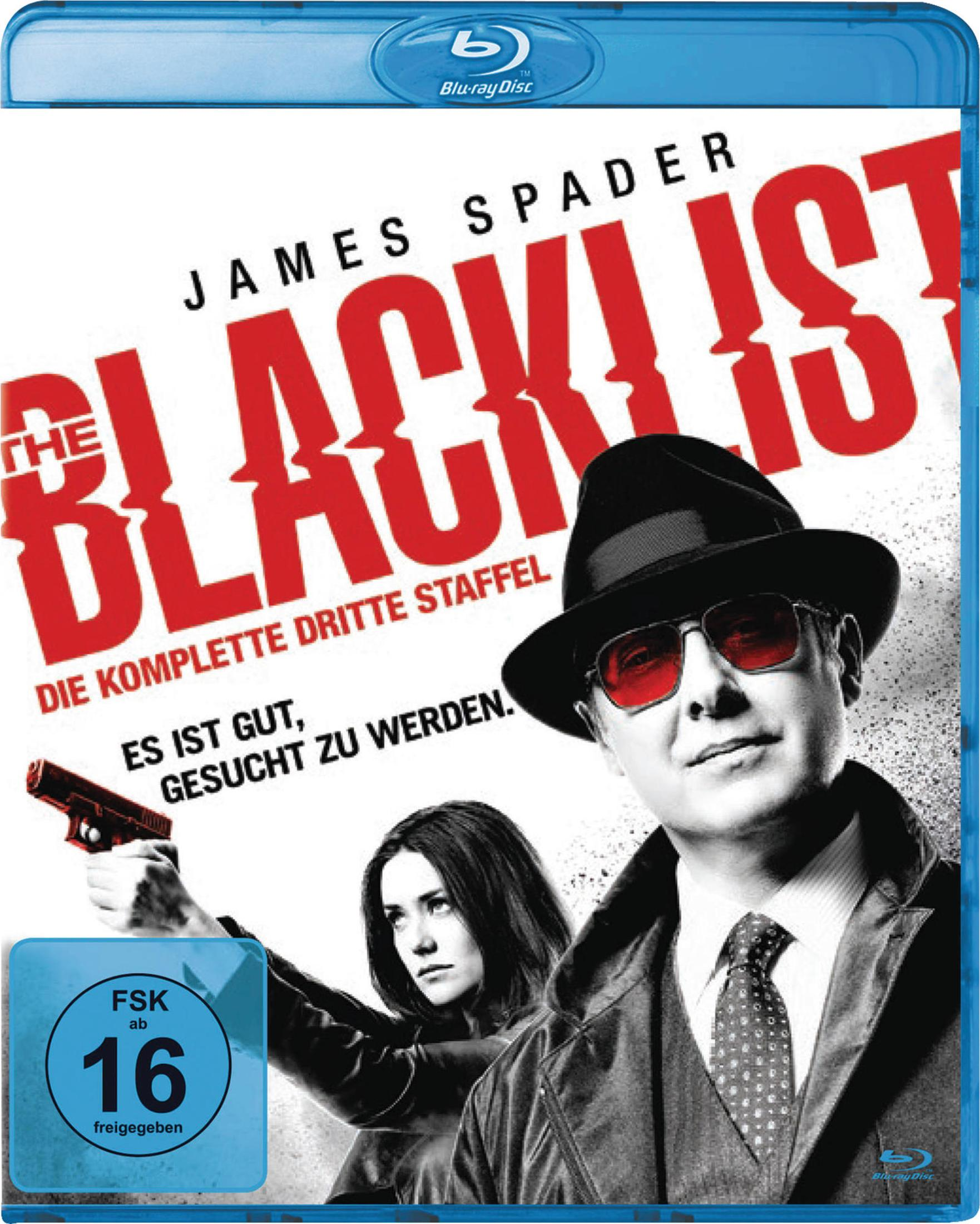 James Spader nei panni di Red Reddington con occhiali da sole e cappello, donna con pistola.