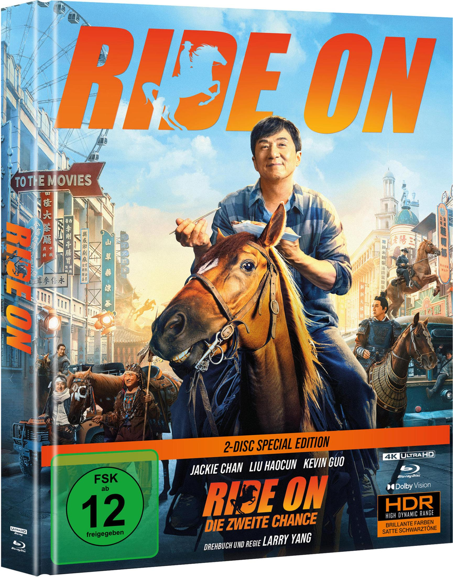 Jackie Chan cavalca un cavallo davanti a una scena cittadina con il titolo del film.