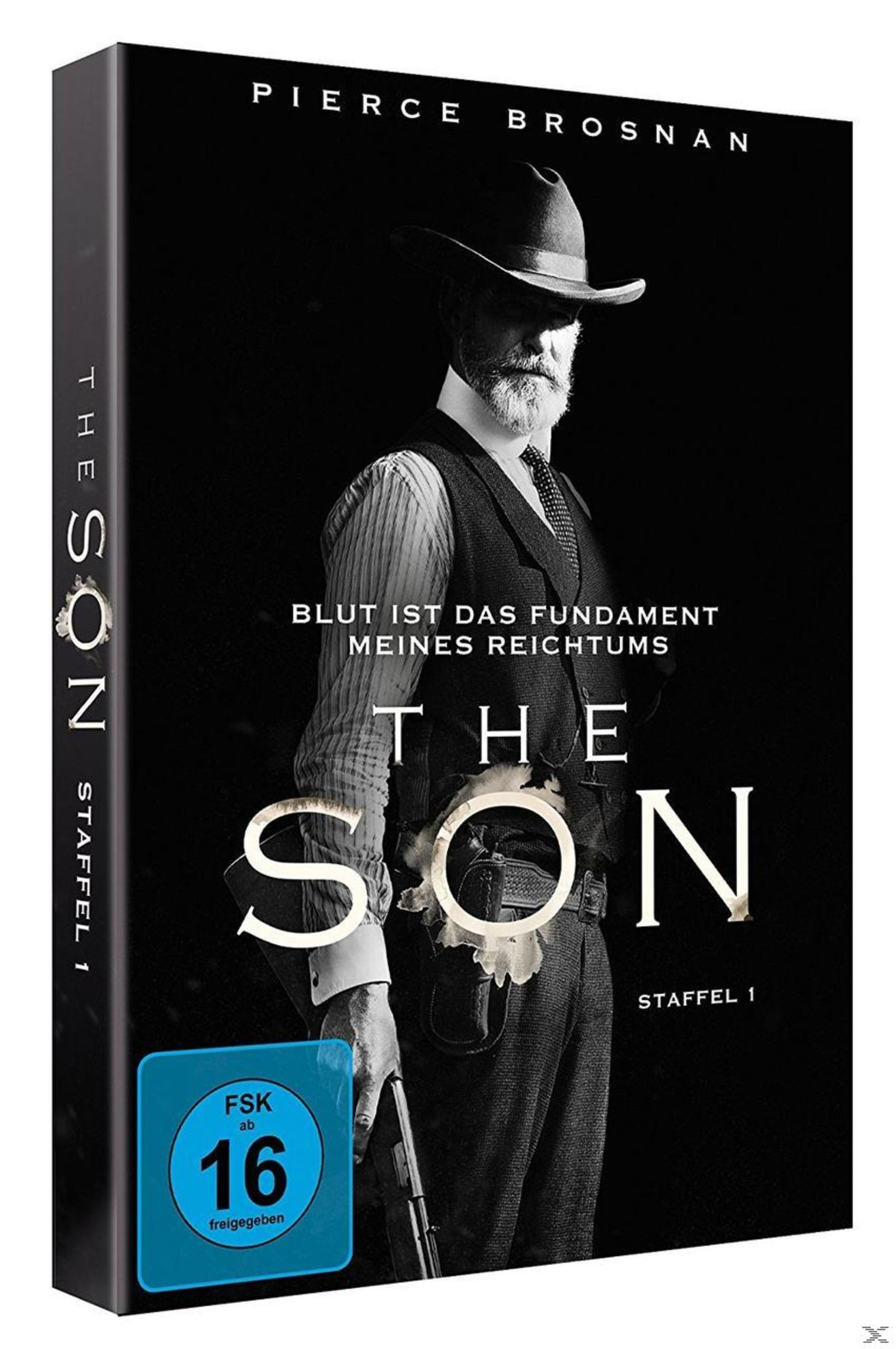 Pierce Brosnan als Mann mit Hut und Weste, vor schwarzem Hintergrund mit Titel.