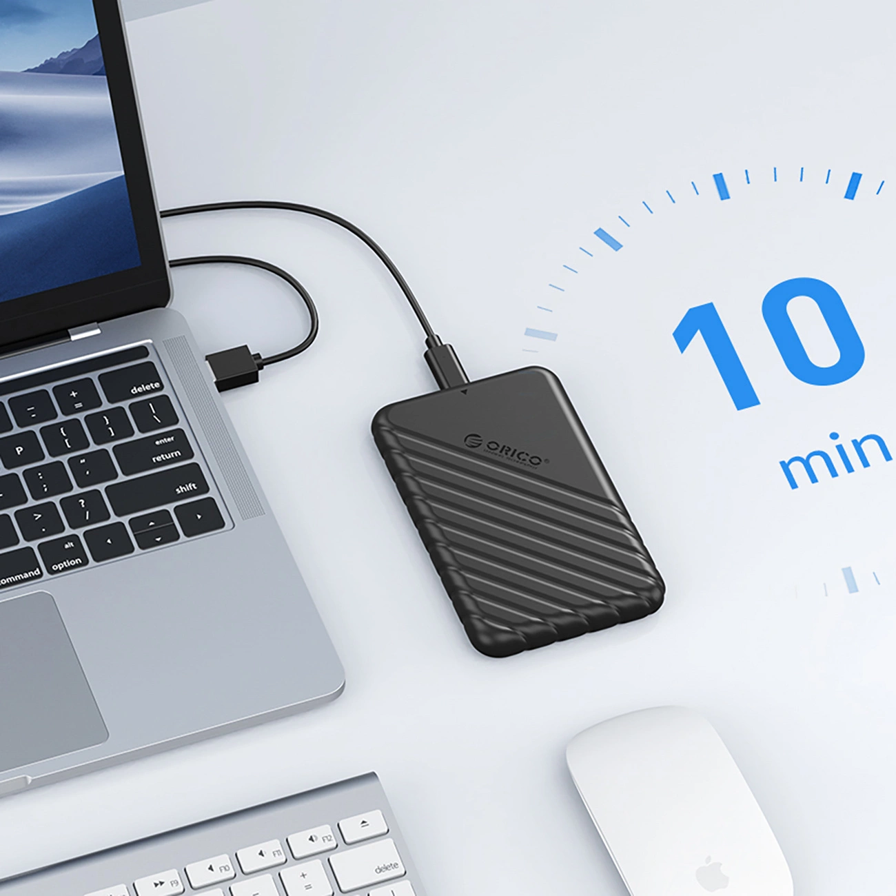 Czarny dysk zewnętrzny podłączony do laptopa, obok myszka.