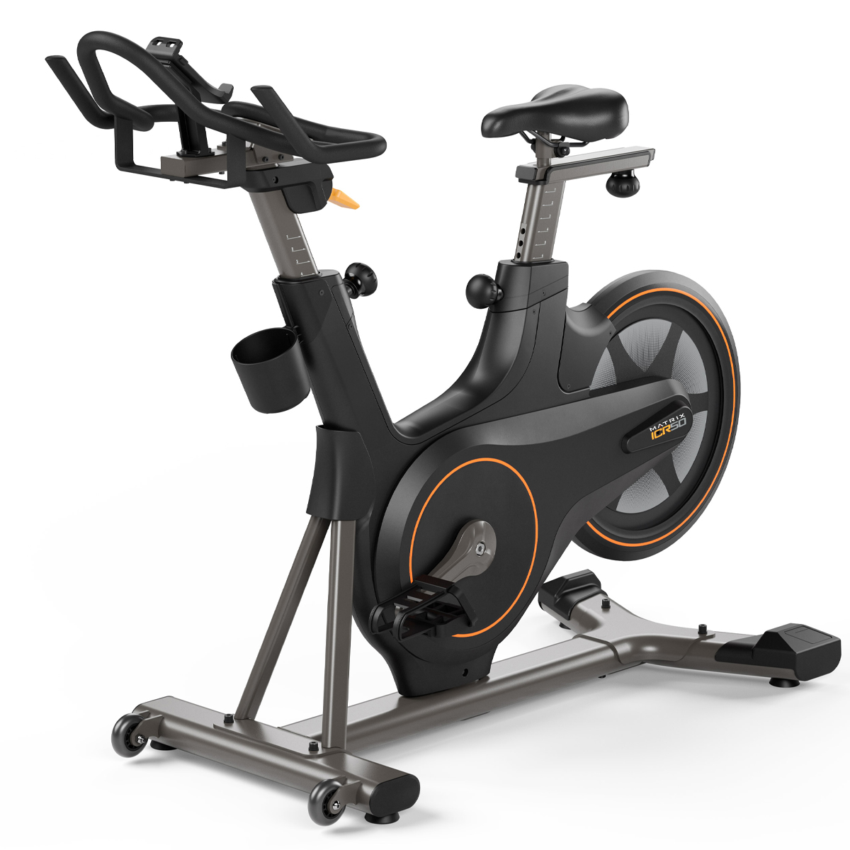 Een zwarte hometrainer met oranje accenten en een zilveren frame.