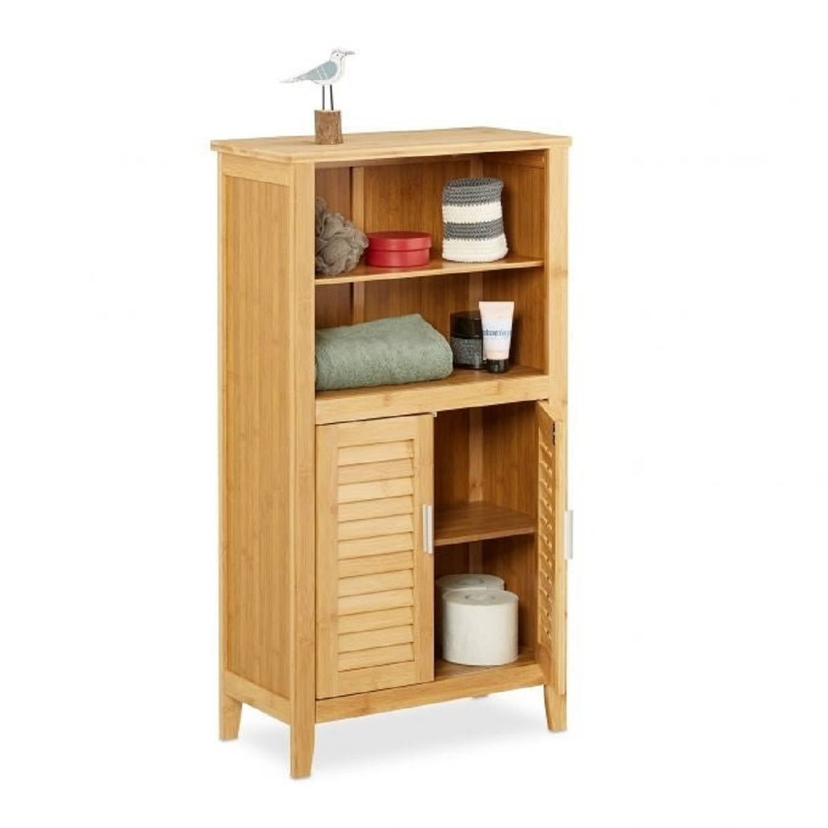 Armario de baño de madera con estantes abiertos y una puerta, lleno de artículos de tocador.