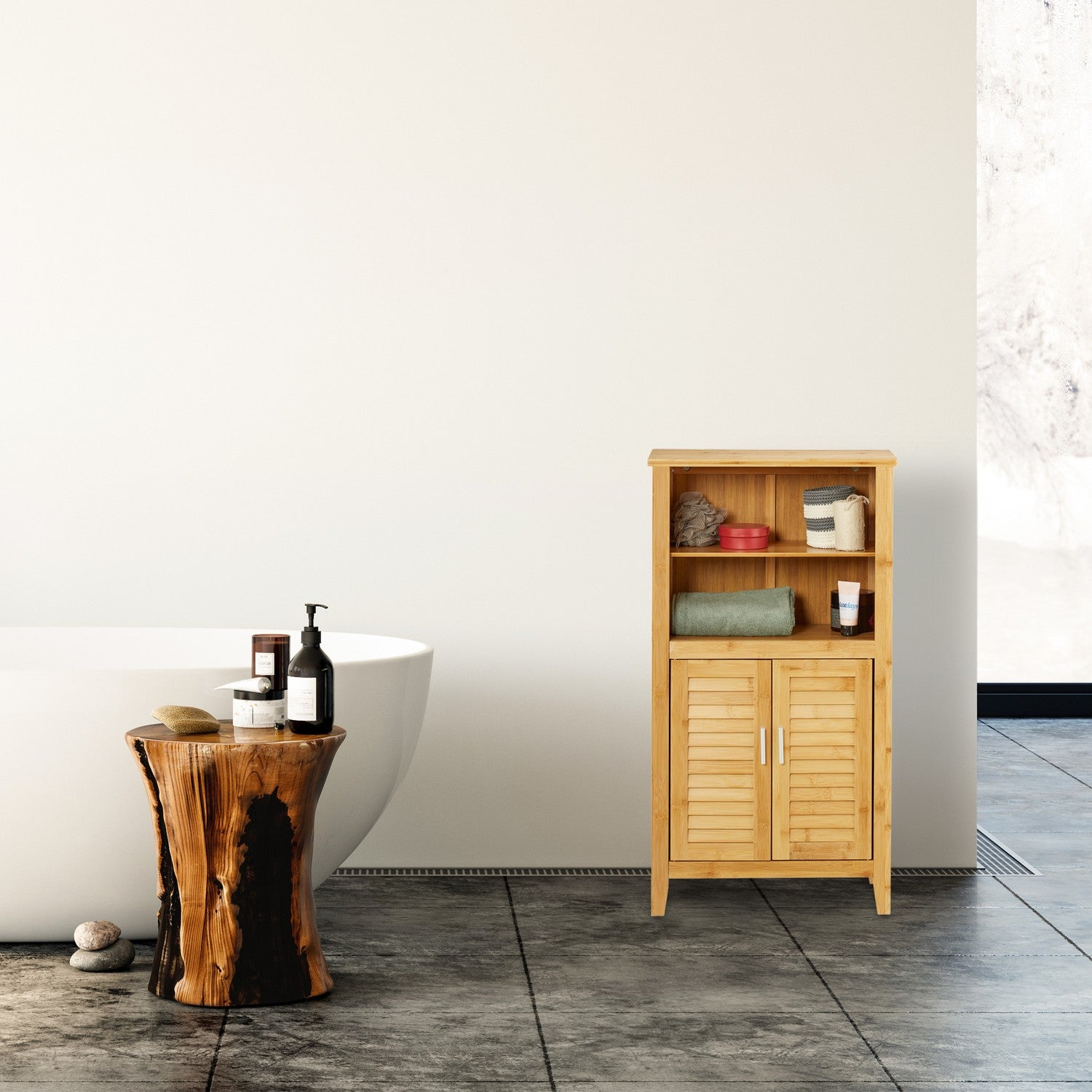 Armario de baño de madera junto a una bañera con decoración.