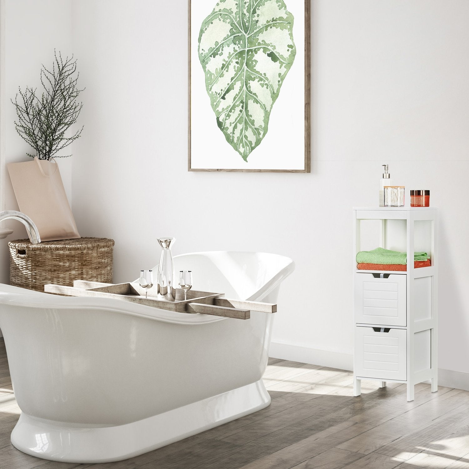 Un baño con bañera exenta, plantas y una obra de arte de hojas.