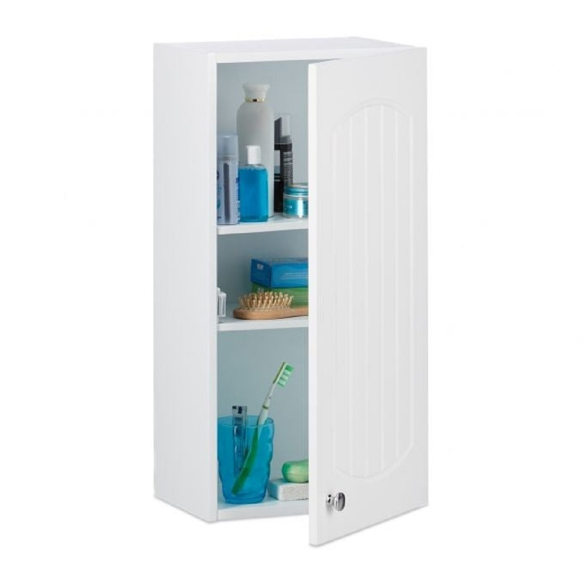 Un mueble de baño blanco abierto con estantes llenos de artículos de tocador.