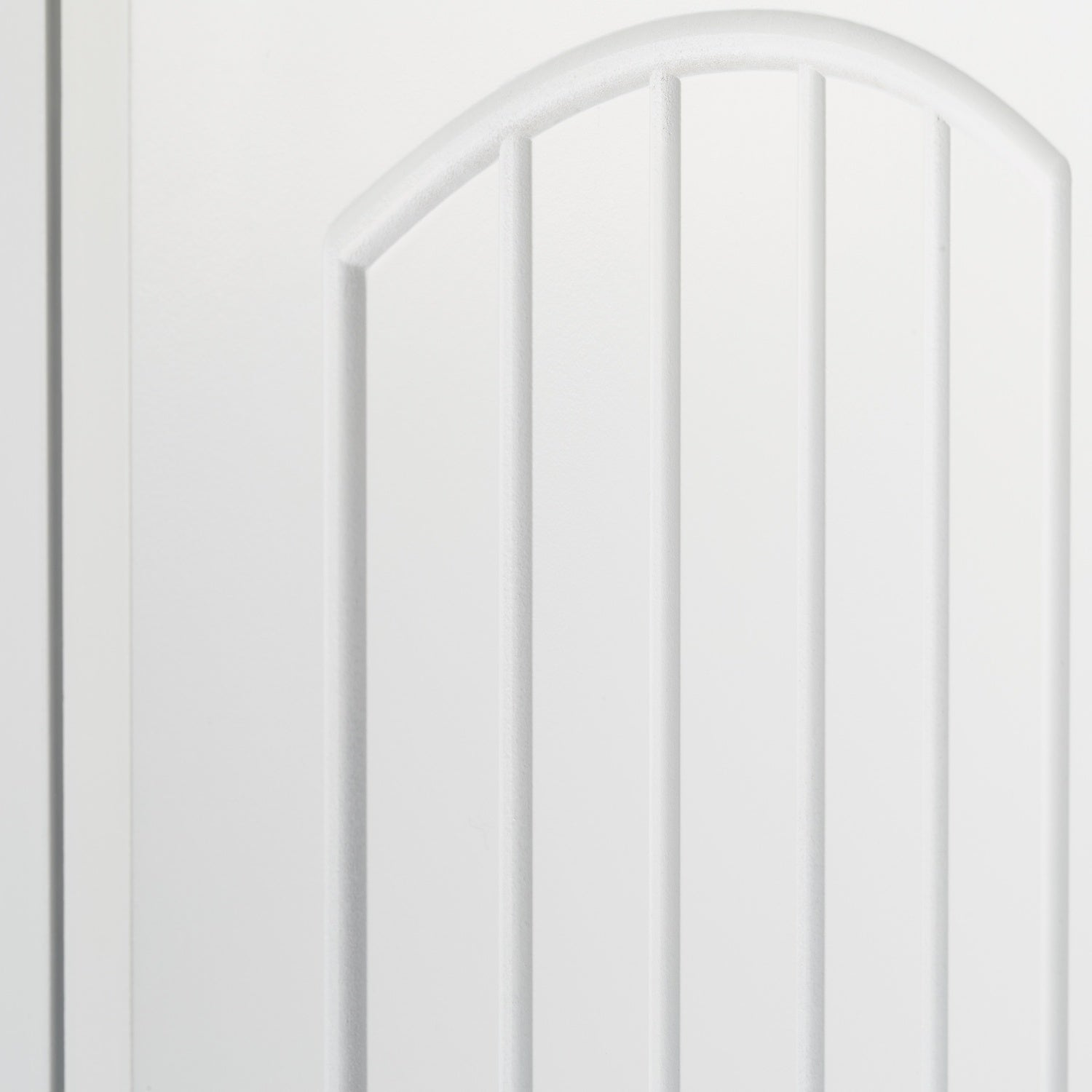 Una puerta blanca con ranuras verticales y un arco superior.
