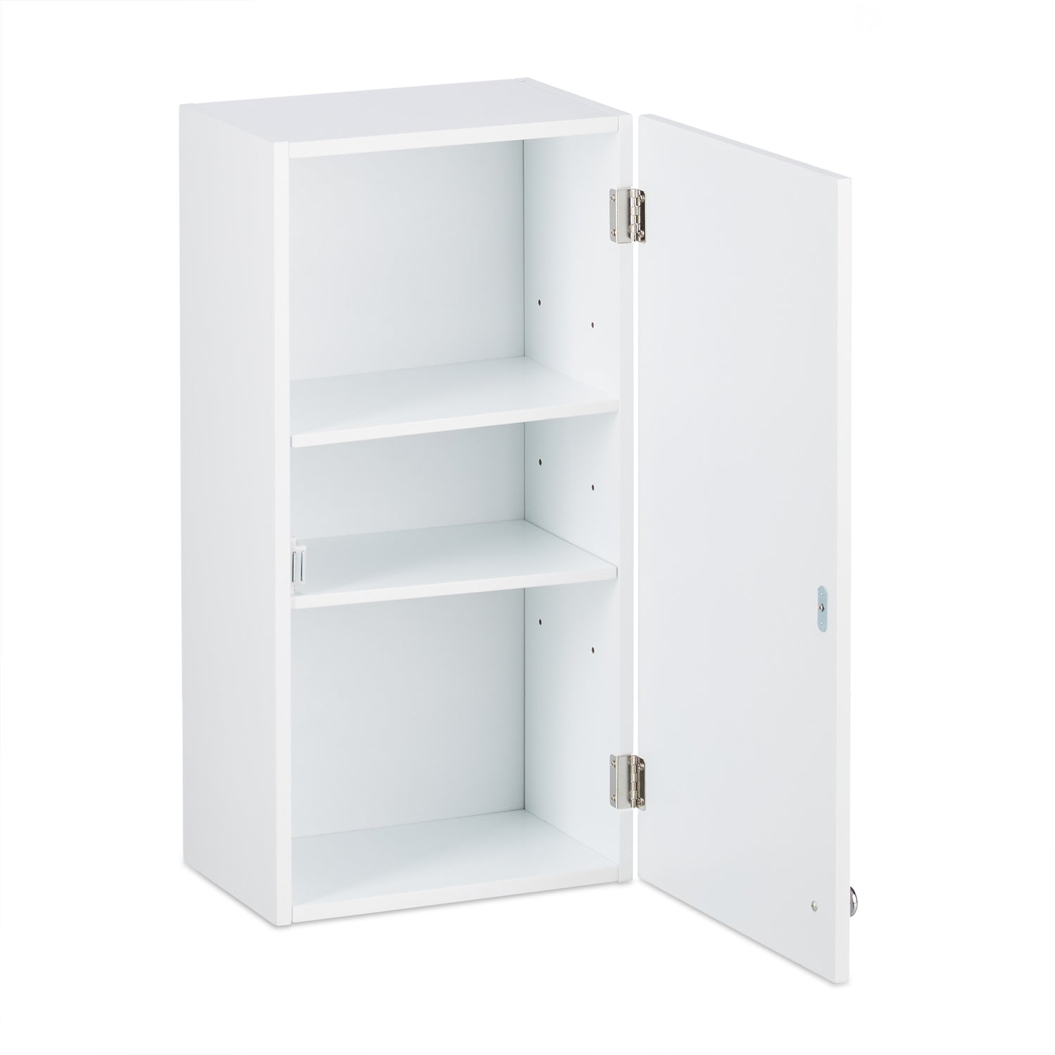 Un armario blanco de pared con dos estantes y una puerta abierta.