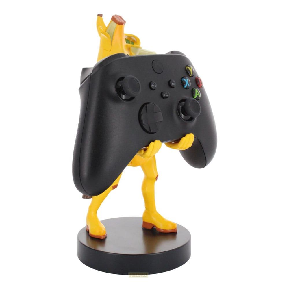 Una figura gialla con elementi di banana tiene un controller nero su un supporto.