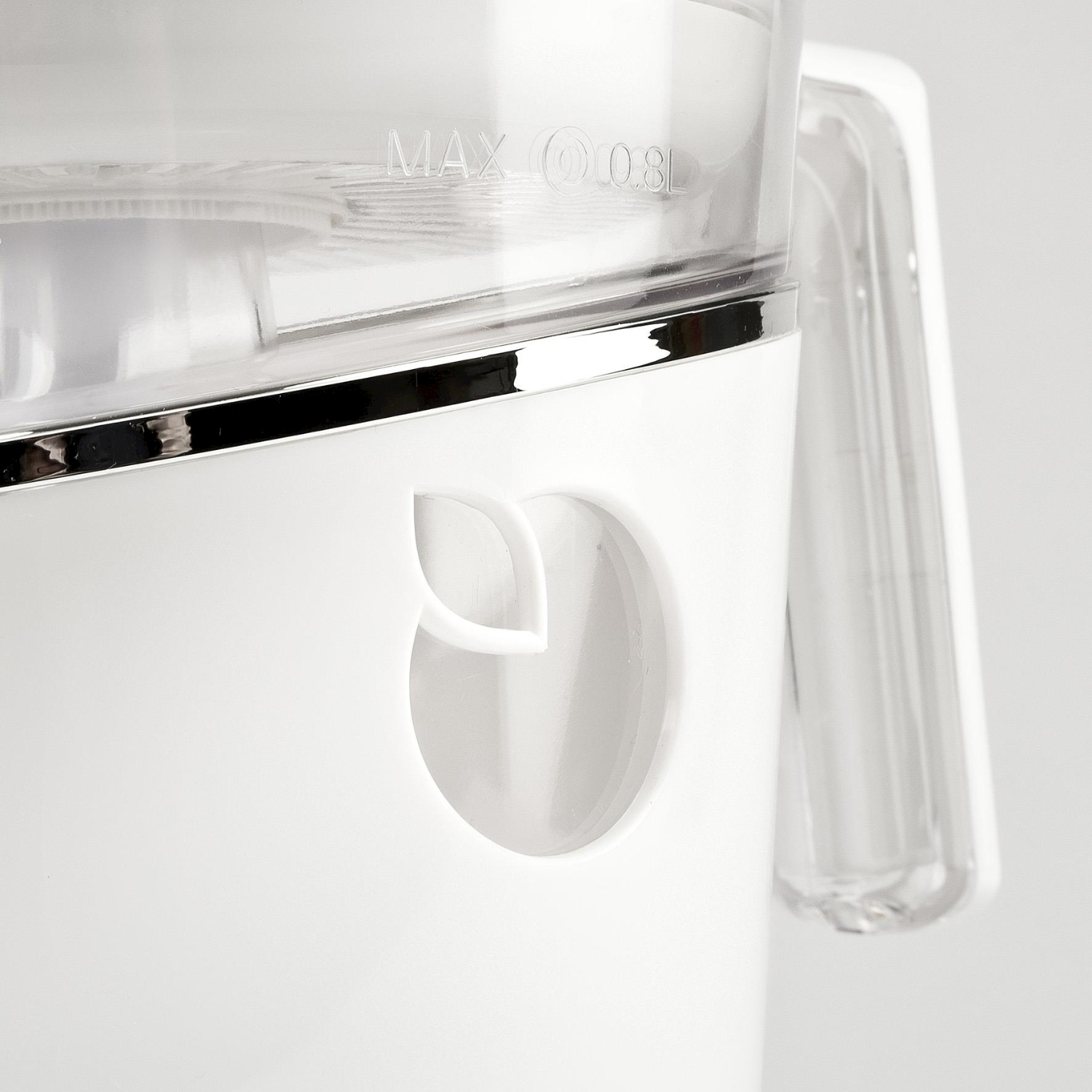 Primo piano di un elettrodomestico bianco con contenitore trasparente e motivo a foglia.