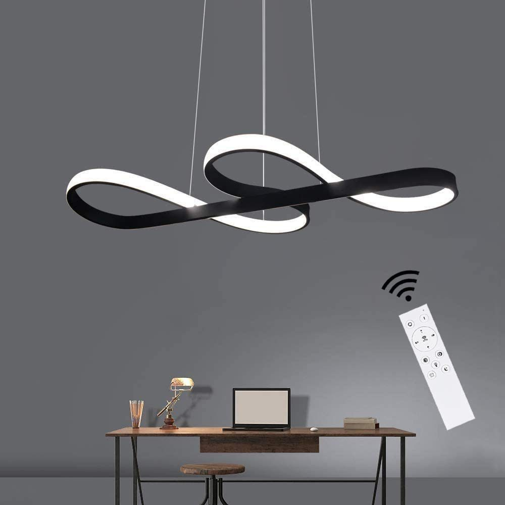 Lampada a sospensione moderna nera con forme curve sopra una scrivania bianca.