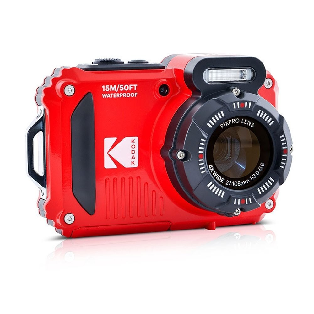 Cámara digital Kodak roja impermeable con flash y lente.
