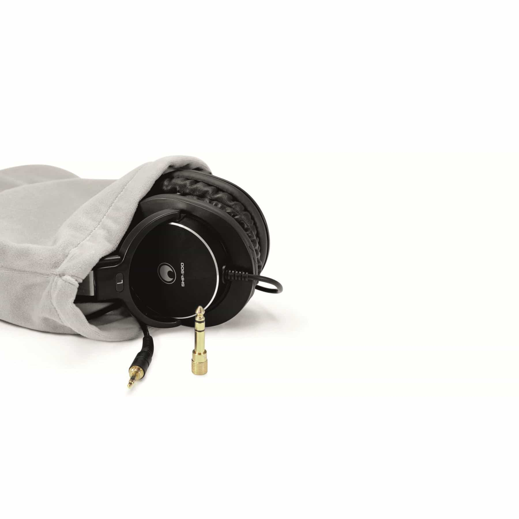 Cuffie nere in una borsa grigia con due adattatori.