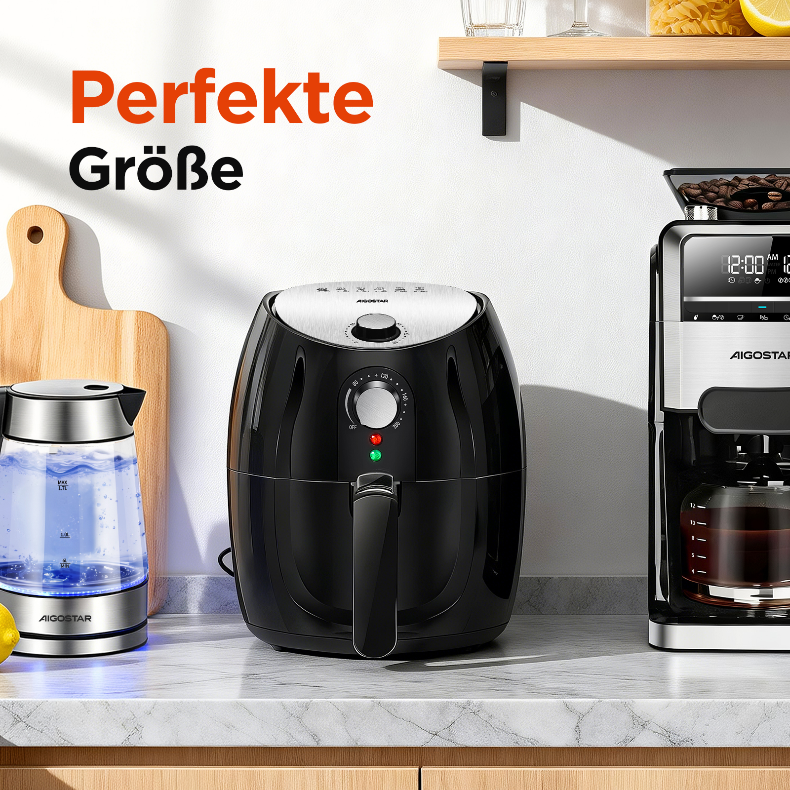 Ein Wasserkocher, eine Heißluftfritteuse und eine Kaffeemaschine auf einer Arbeitsplatte.