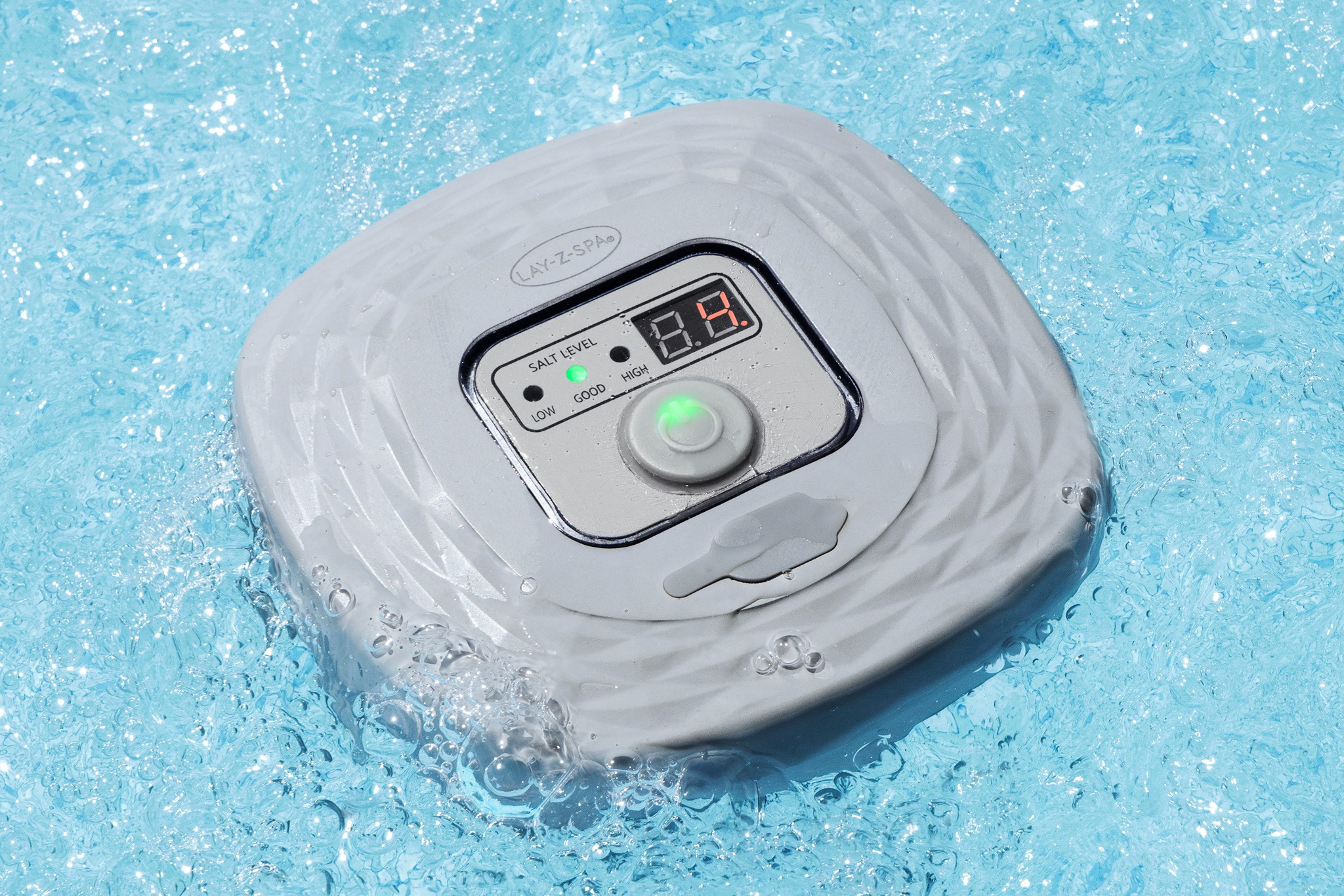Un cloratore salino Lay-Z-Spa galleggia sull'acqua blu con bolle.